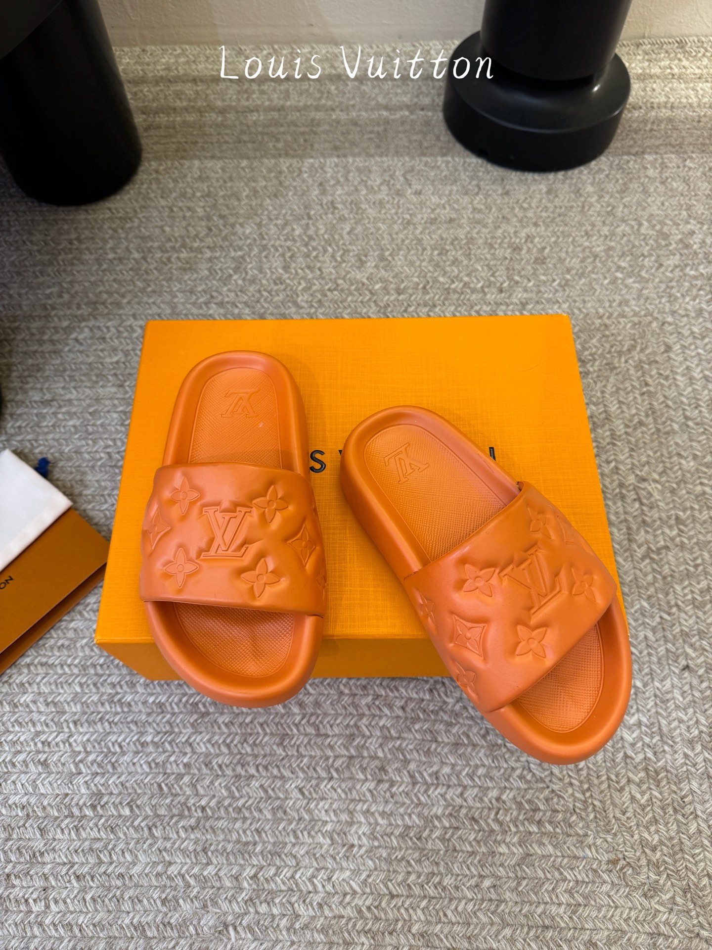 𝐋*𝐕❷❸经典浮雕拖鞋情侣款👫夏日必入单品之一春夏季出门逛街，出行旅游渡假必备🏖size：35-45 #