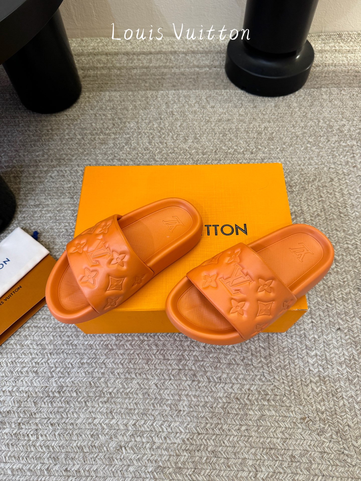 𝐋*𝐕❷❸经典浮雕拖鞋情侣款👫夏日必入单品之一春夏季出门逛街，出行旅游渡假必备🏖size：35-45 #