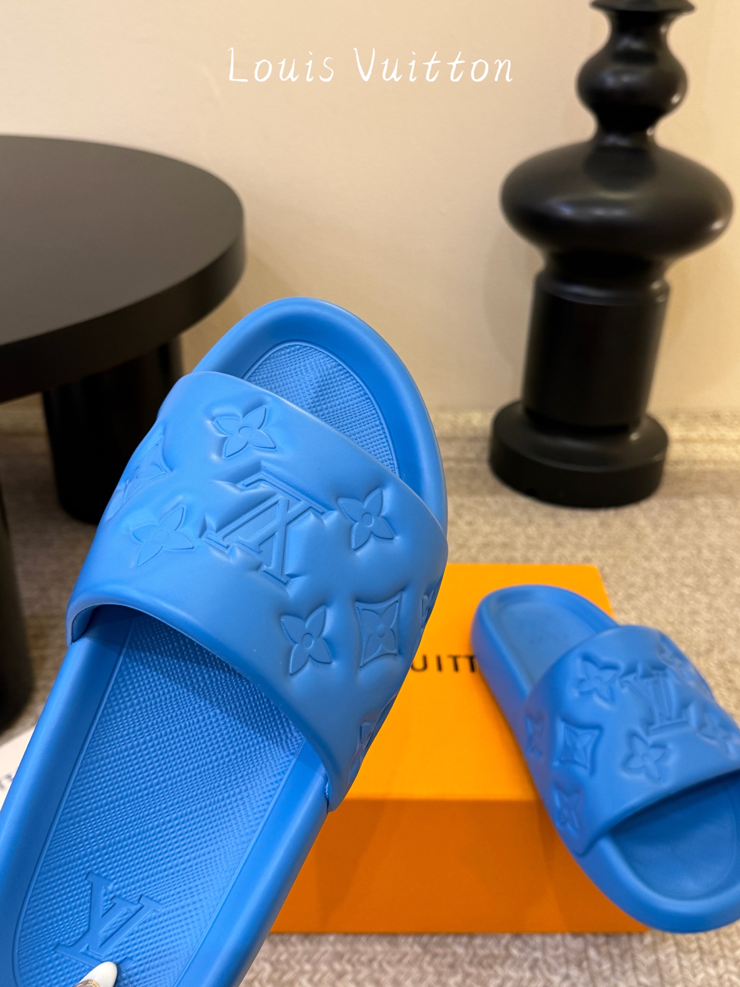 𝐋*𝐕❷❸经典浮雕拖鞋情侣款👫夏日必入单品之一春夏季出门逛街，出行旅游渡假必备🏖size：35-45 #