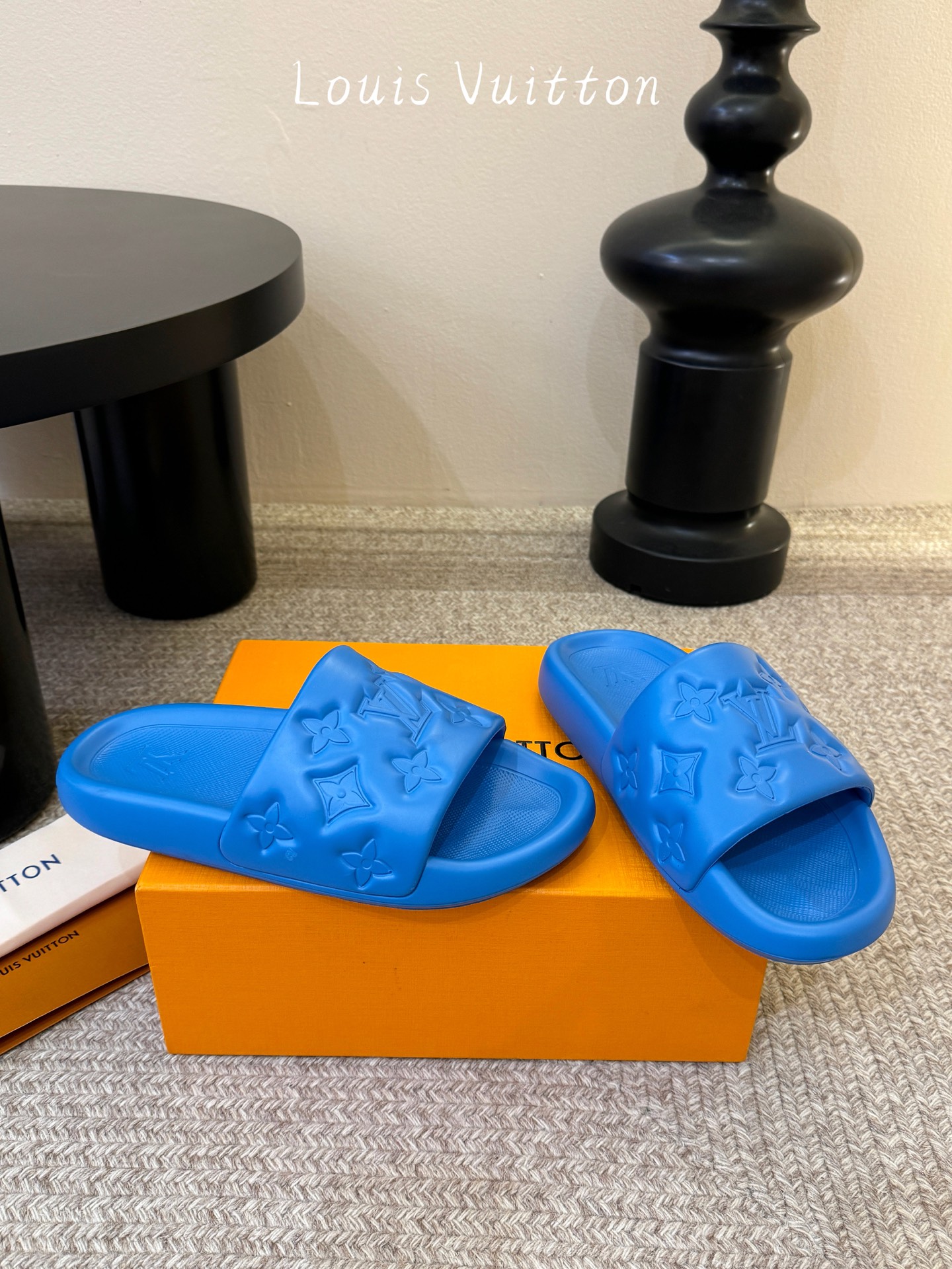 𝐋*𝐕❷❸经典浮雕拖鞋情侣款👫夏日必入单品之一春夏季出门逛街，出行旅游渡假必备🏖size：35-45 #