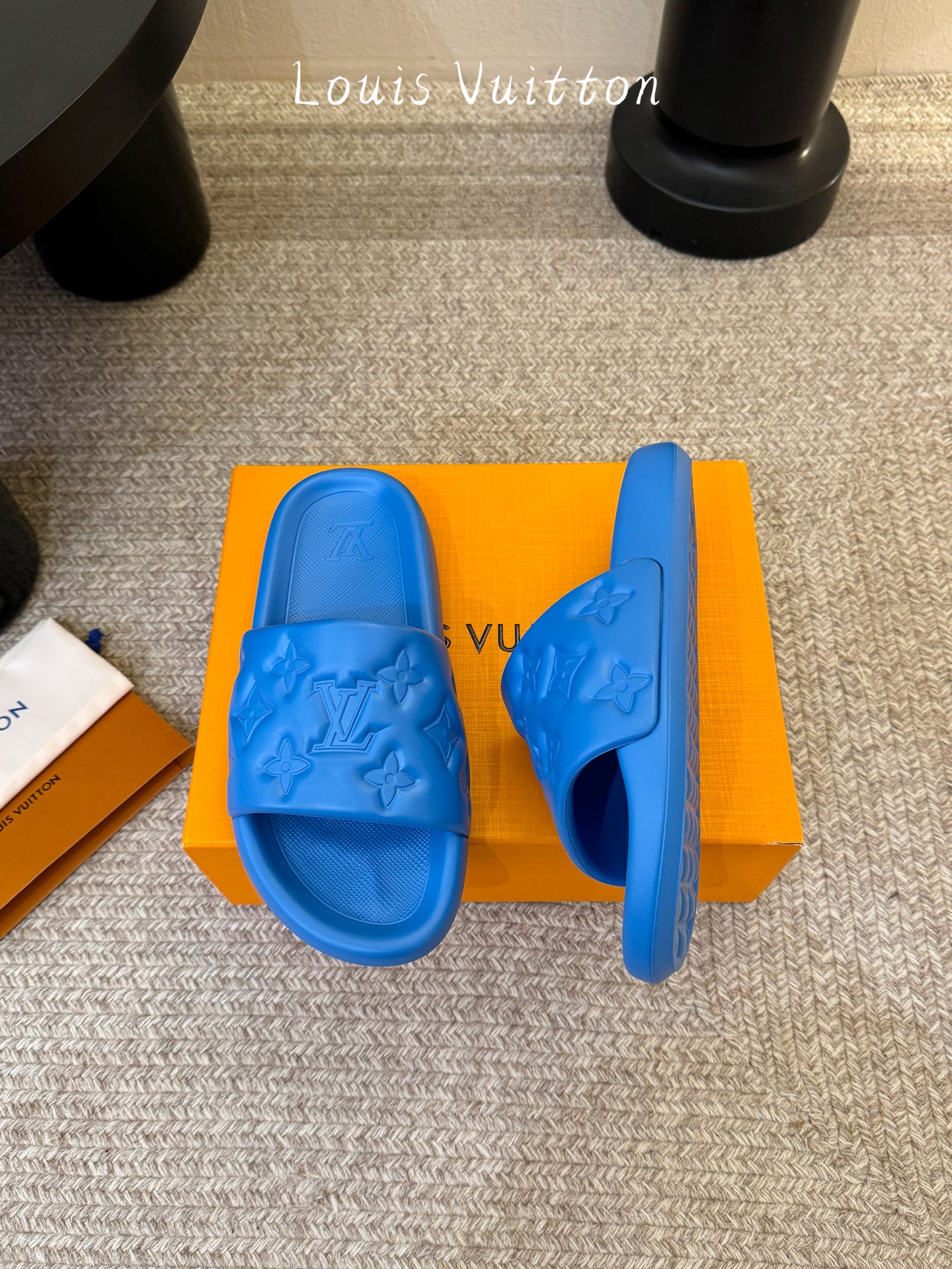 𝐋*𝐕❷❸经典浮雕拖鞋情侣款👫夏日必入单品之一春夏季出门逛街，出行旅游渡假必备🏖size：35-45 #