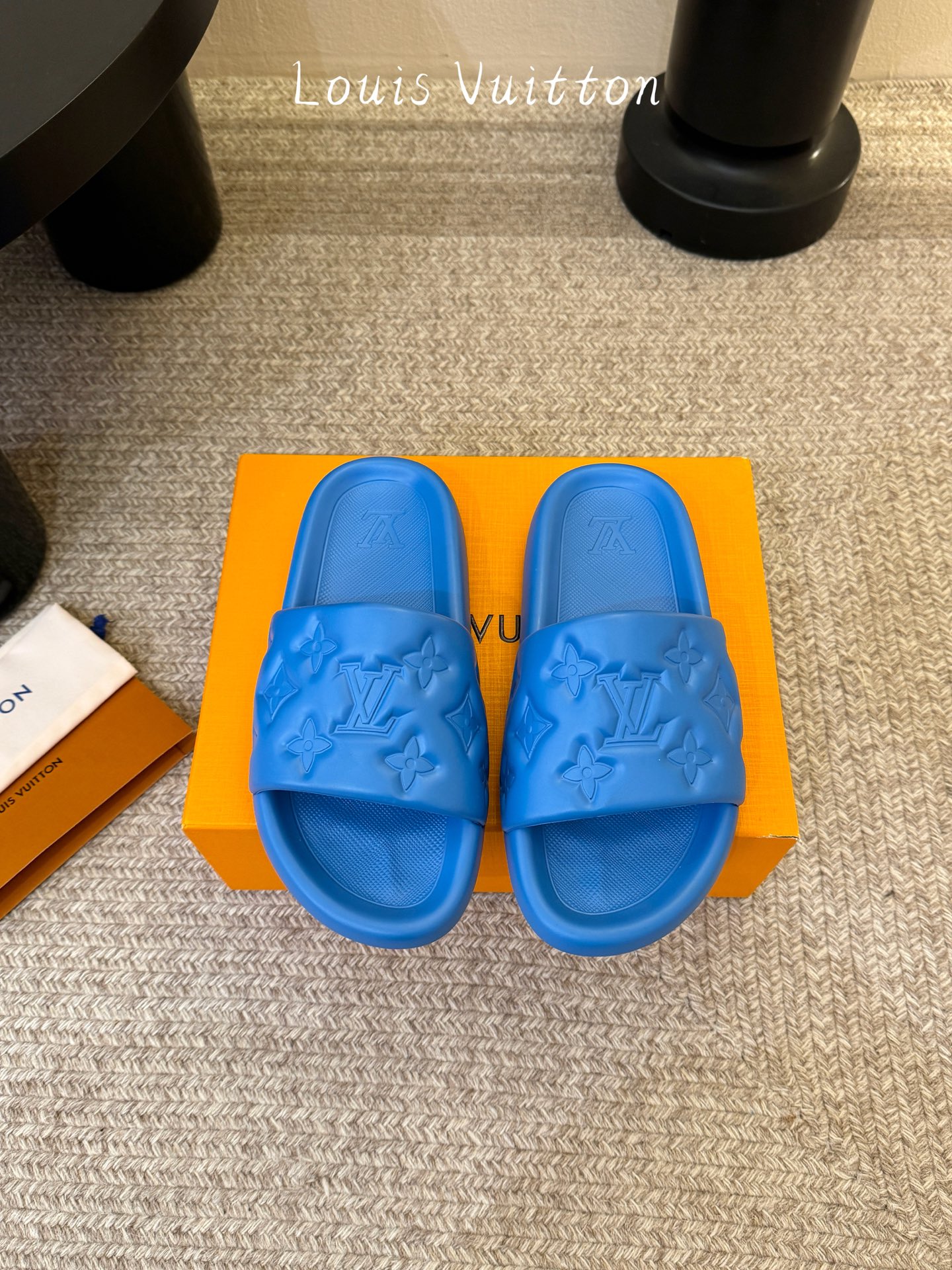 𝐋*𝐕❷❸经典浮雕拖鞋情侣款👫夏日必入单品之一春夏季出门逛街，出行旅游渡假必备🏖size：35-45 #