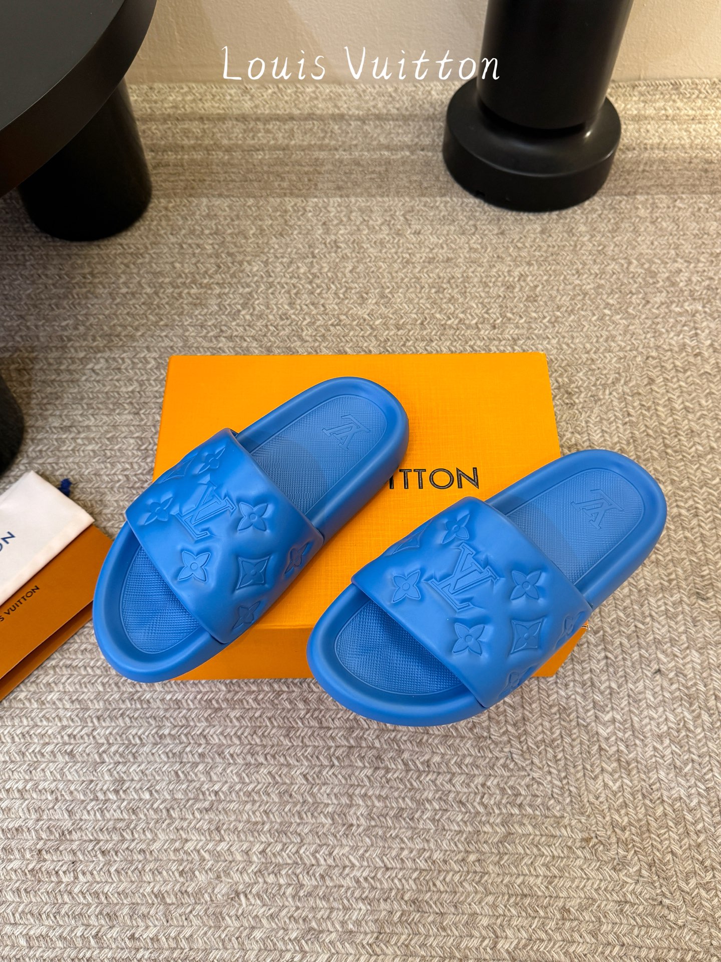 𝐋*𝐕❷❸经典浮雕拖鞋情侣款👫夏日必入单品之一春夏季出门逛街，出行旅游渡假必备🏖size：35-45 #