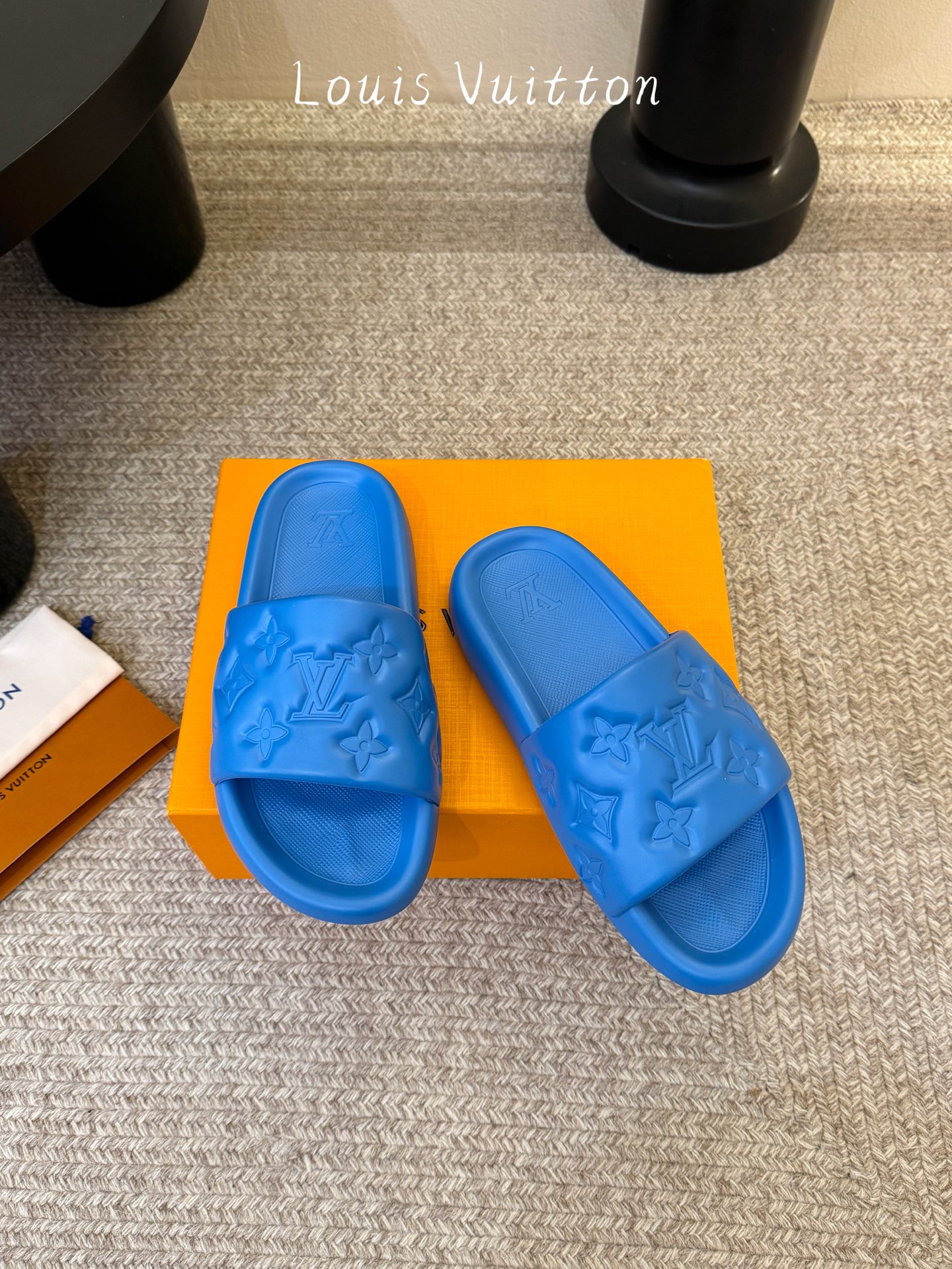 𝐋*𝐕❷❸经典浮雕拖鞋情侣款👫夏日必入单品之一春夏季出门逛街，出行旅游渡假必备🏖size：35-45 #