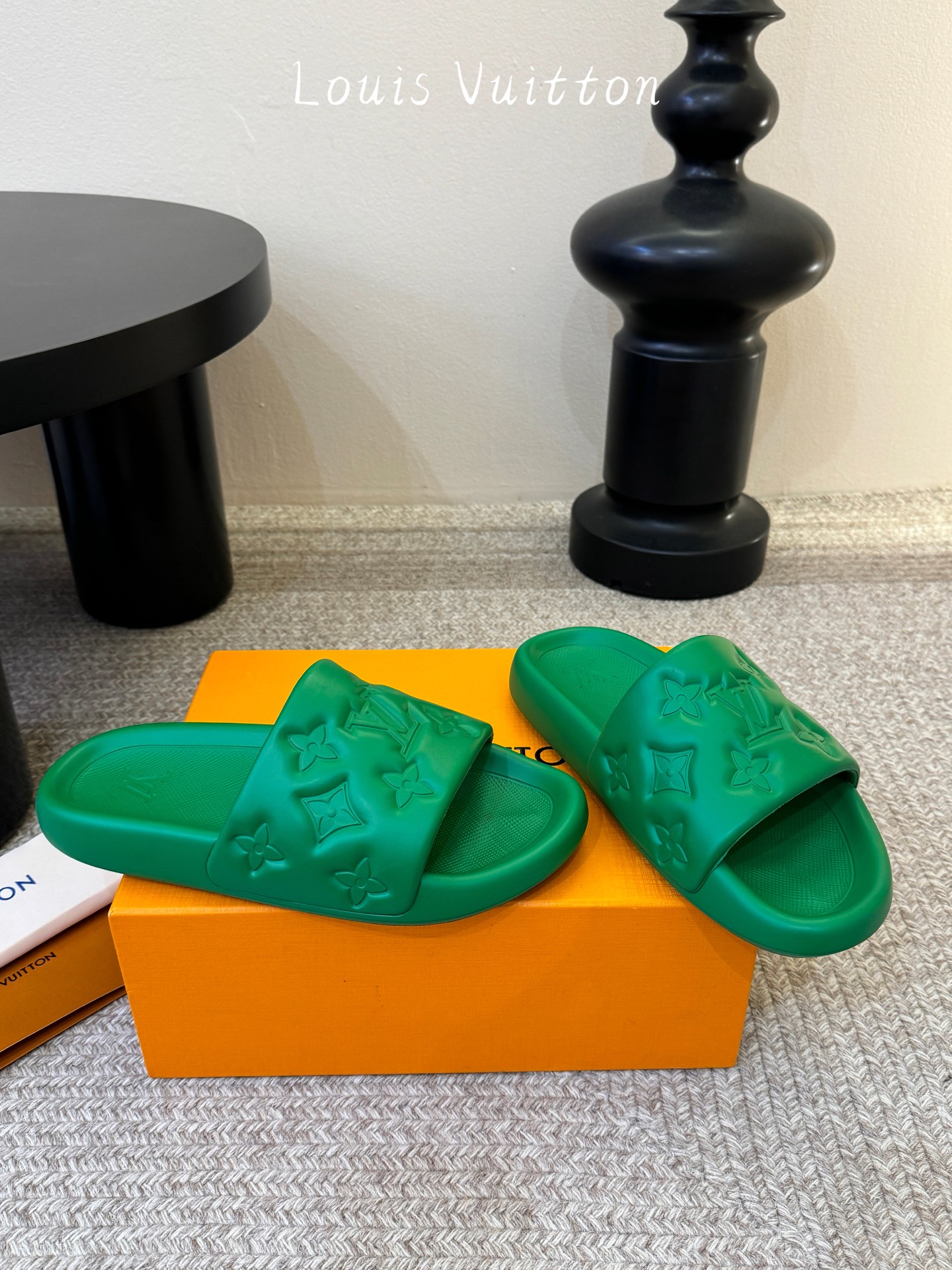 𝐋*𝐕❷❸经典浮雕拖鞋情侣款👫夏日必入单品之一春夏季出门逛街，出行旅游渡假必备🏖size：35-45 #