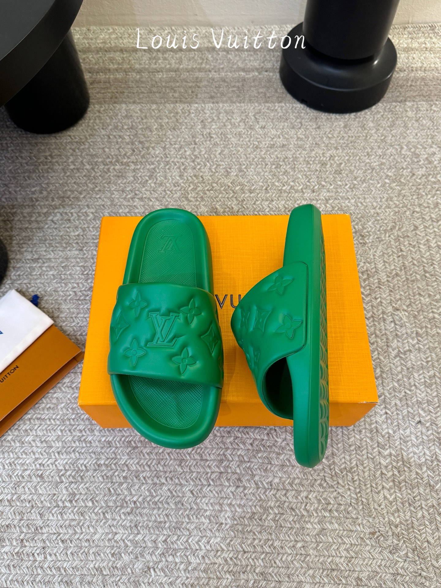 𝐋*𝐕❷❸经典浮雕拖鞋情侣款👫夏日必入单品之一春夏季出门逛街，出行旅游渡假必备🏖size：35-45 #
