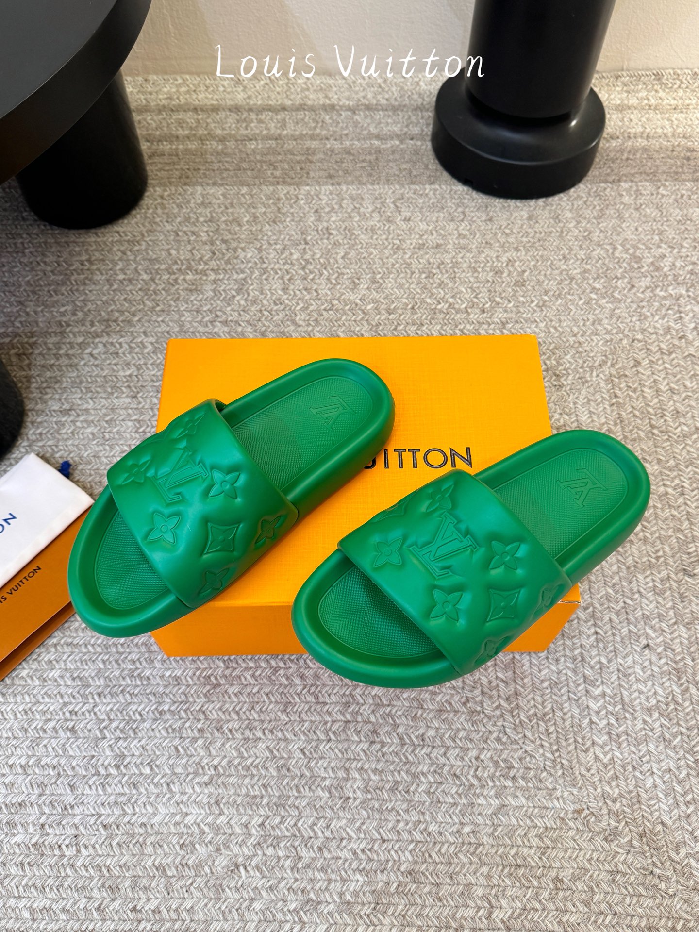 𝐋*𝐕❷❸经典浮雕拖鞋情侣款👫夏日必入单品之一春夏季出门逛街，出行旅游渡假必备🏖size：35-45 #