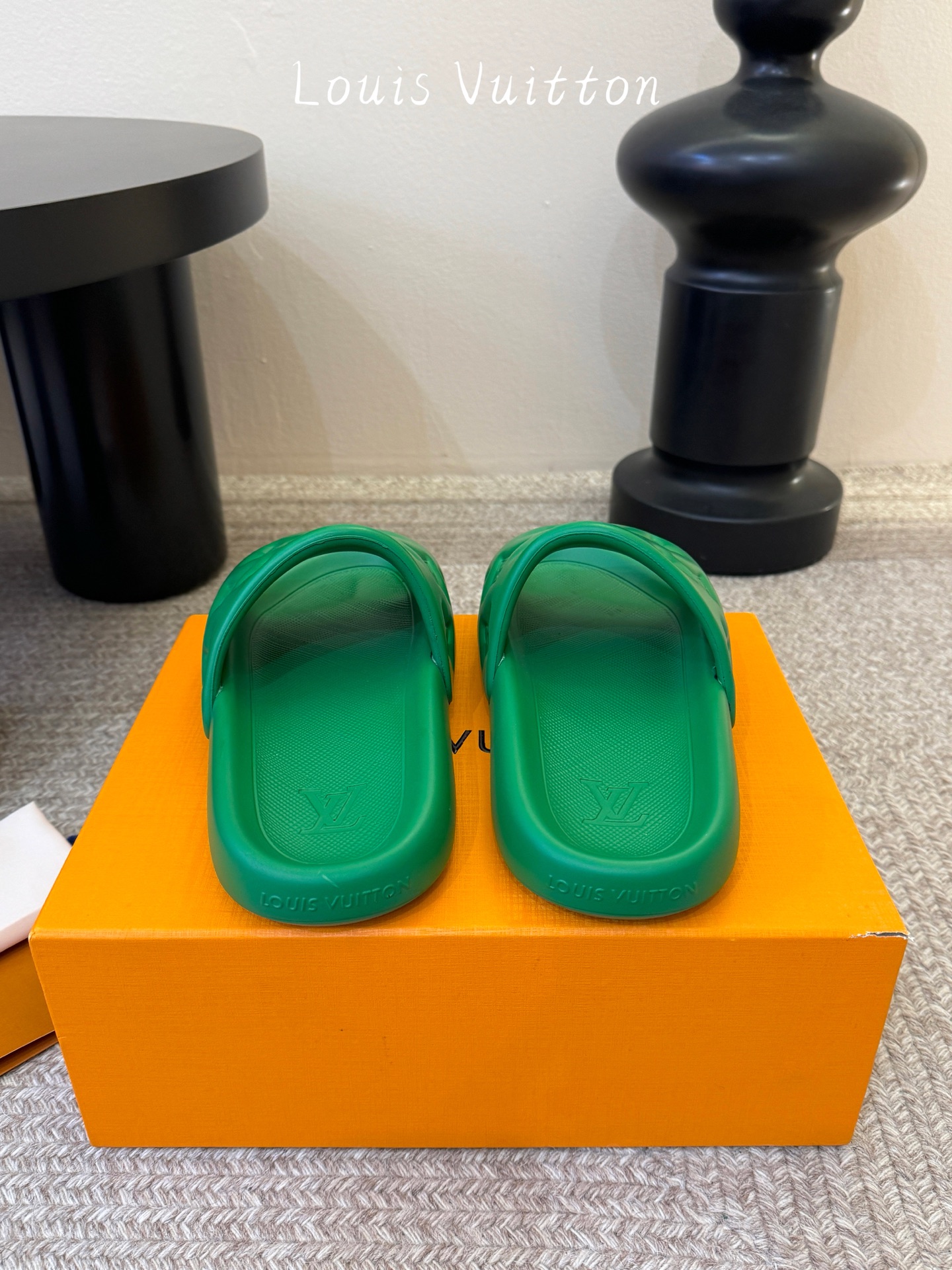 𝐋*𝐕❷❸经典浮雕拖鞋情侣款👫夏日必入单品之一春夏季出门逛街，出行旅游渡假必备🏖size：35-45 #