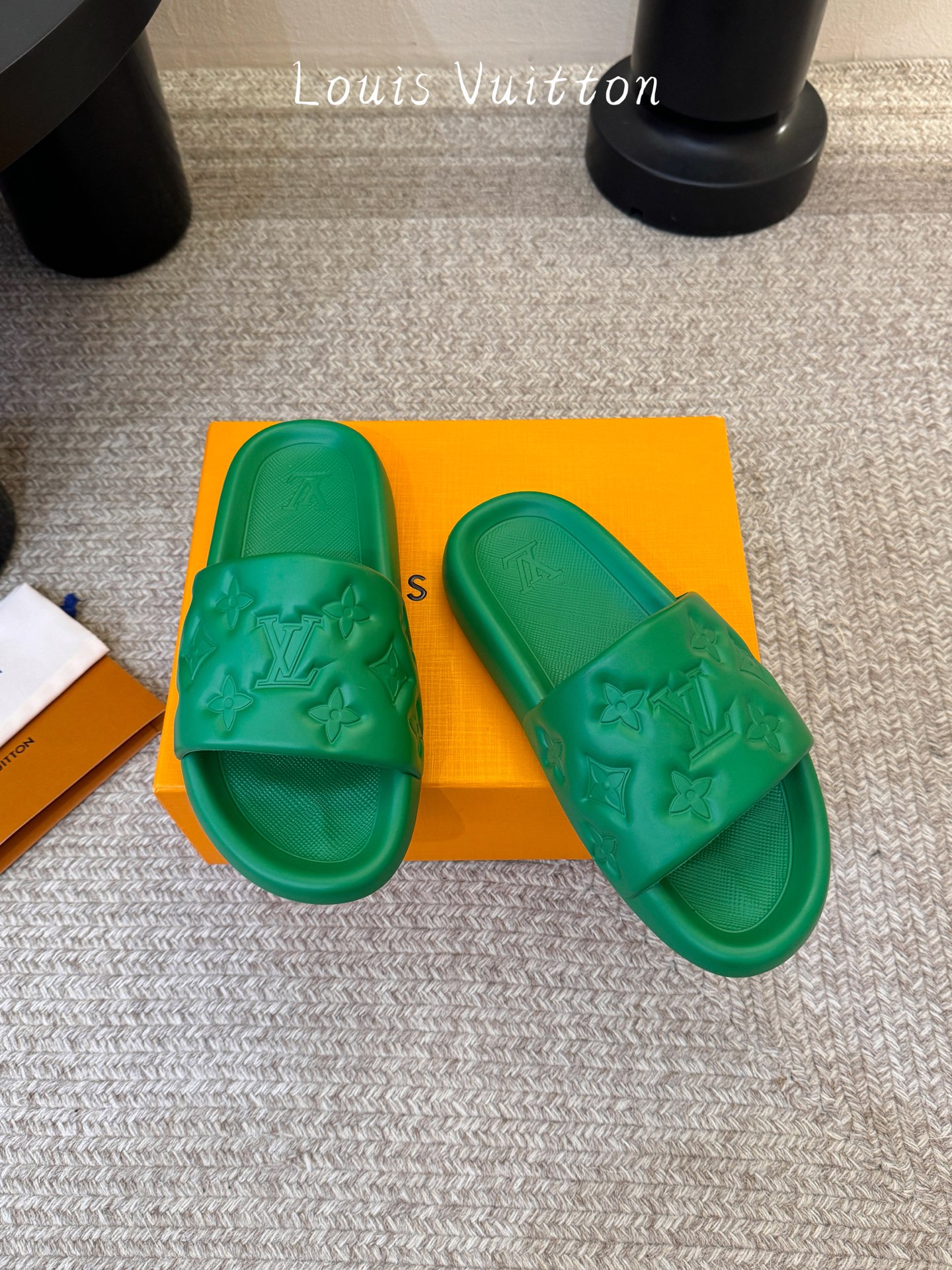 𝐋*𝐕❷❸经典浮雕拖鞋情侣款👫夏日必入单品之一春夏季出门逛街，出行旅游渡假必备🏖size：35-45 #
