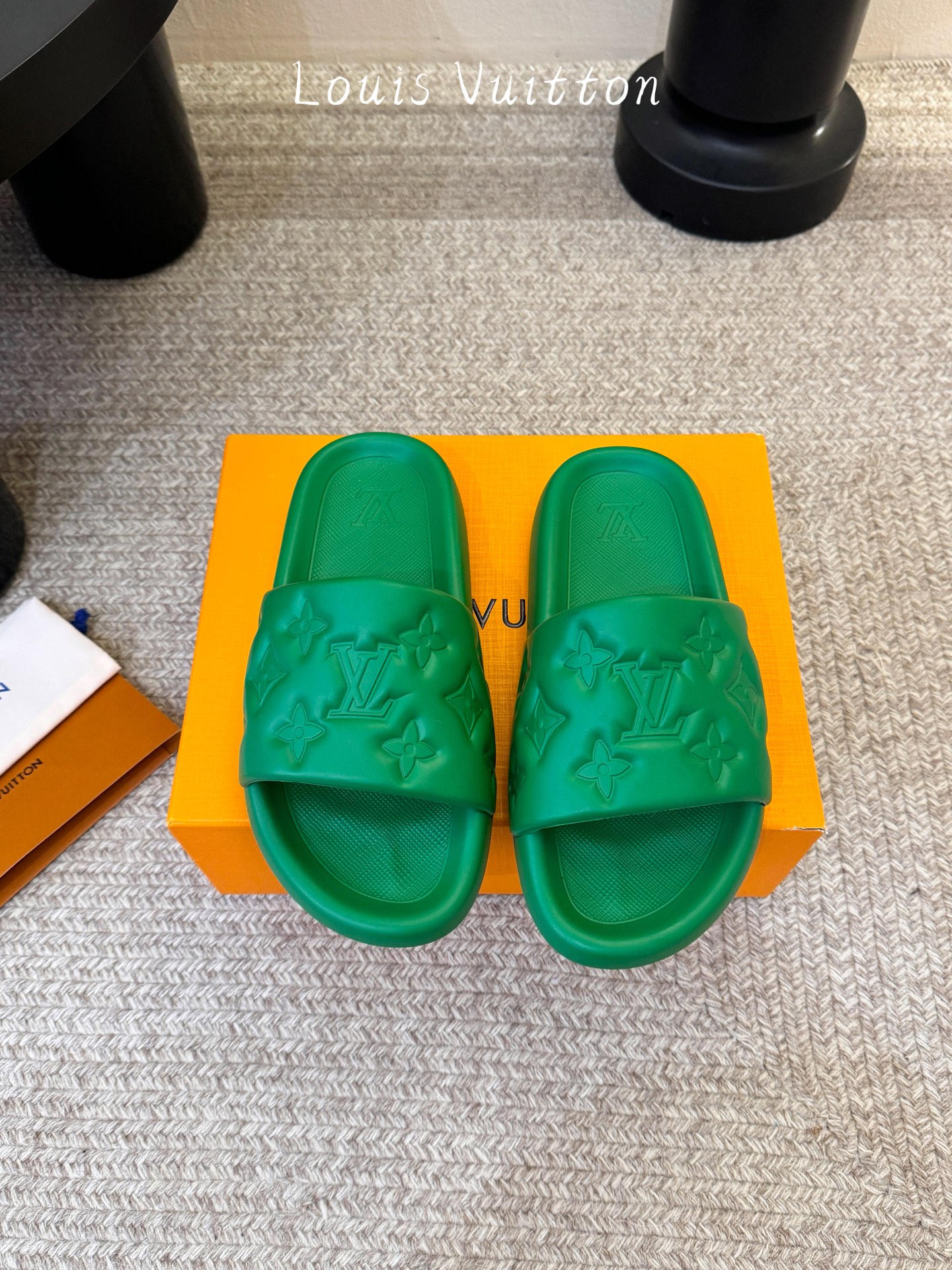 𝐋*𝐕❷❸经典浮雕拖鞋情侣款👫夏日必入单品之一春夏季出门逛街，出行旅游渡假必备🏖size：35-45 #