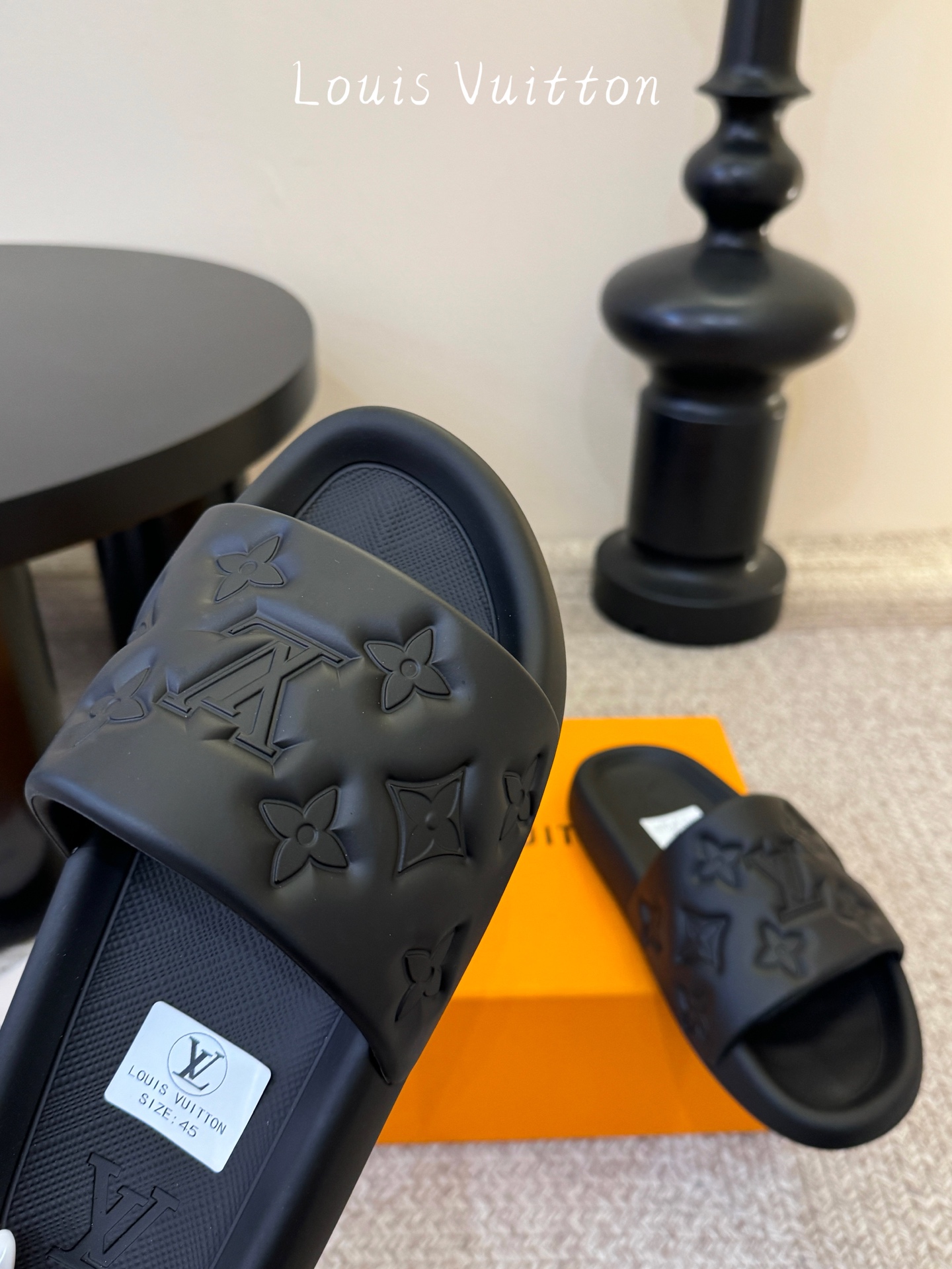 𝐋*𝐕❷❸经典浮雕拖鞋情侣款👫夏日必入单品之一春夏季出门逛街，出行旅游渡假必备🏖size：35-45 #