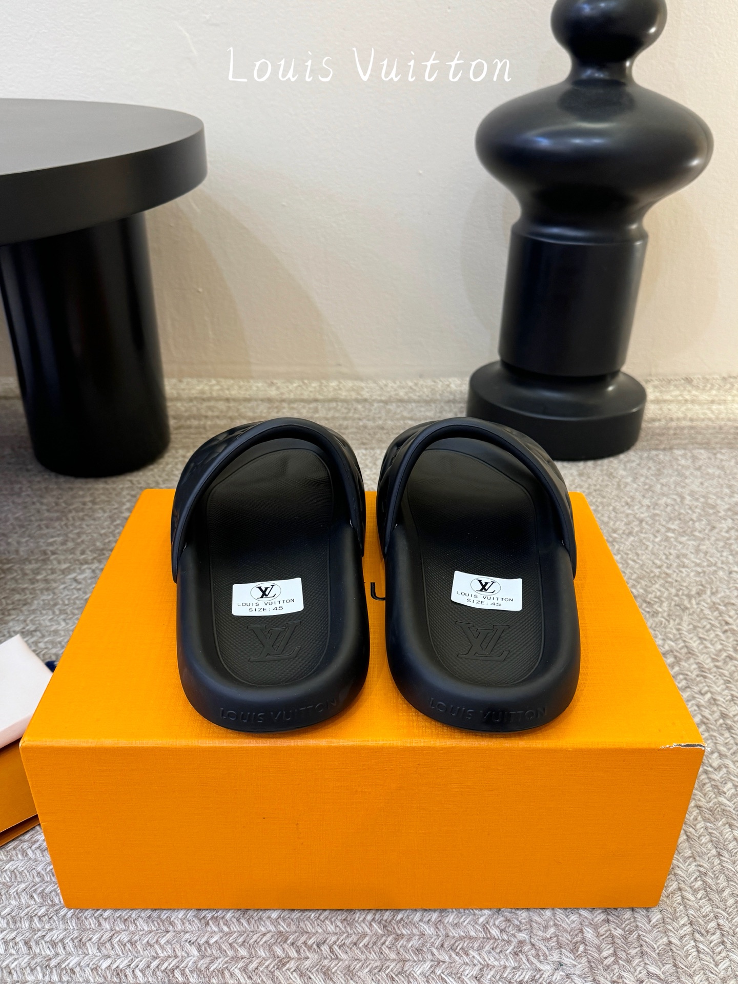 𝐋*𝐕❷❸经典浮雕拖鞋情侣款👫夏日必入单品之一春夏季出门逛街，出行旅游渡假必备🏖size：35-45 #