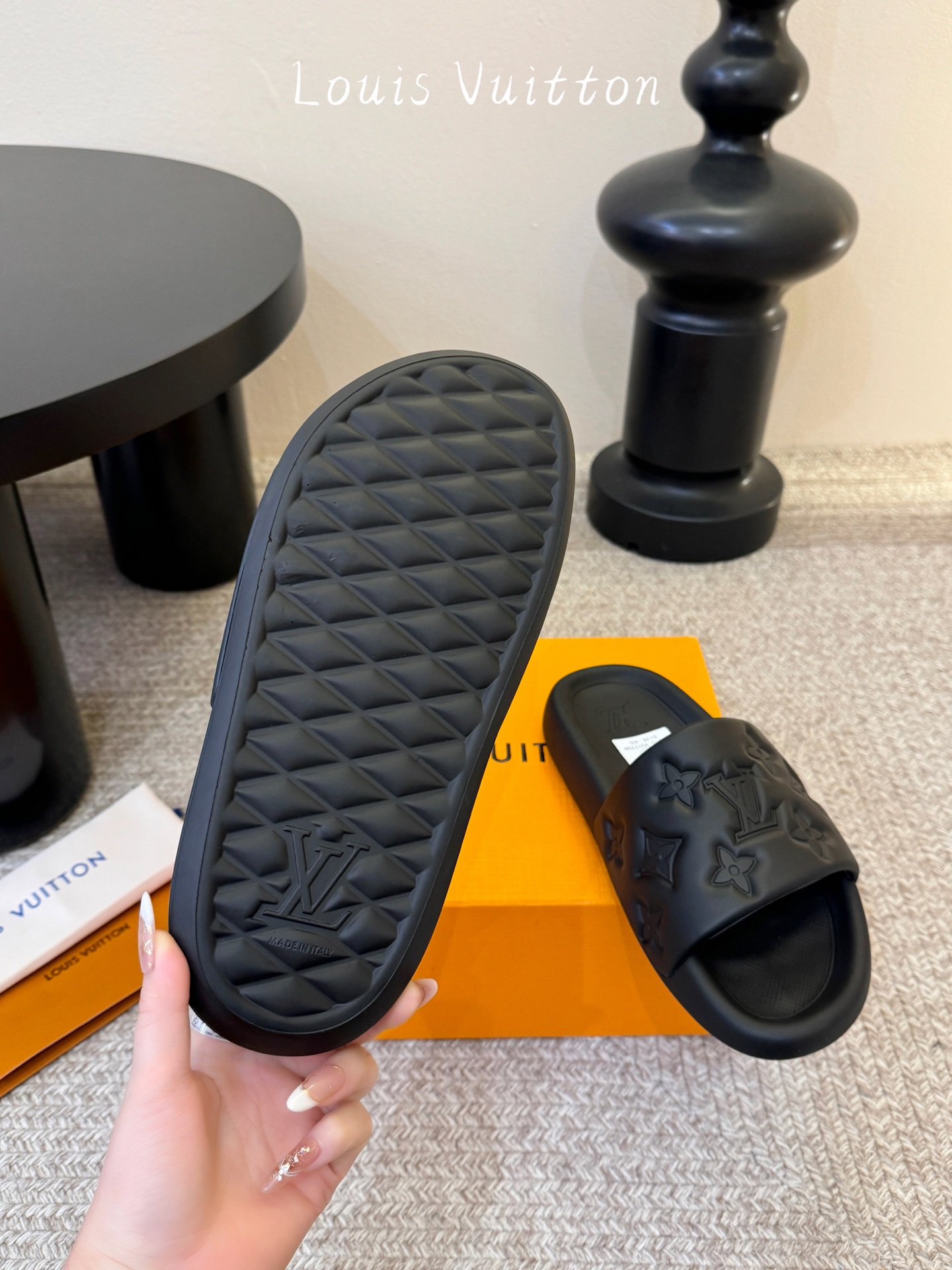 𝐋*𝐕❷❸经典浮雕拖鞋情侣款👫夏日必入单品之一春夏季出门逛街，出行旅游渡假必备🏖size：35-45 #