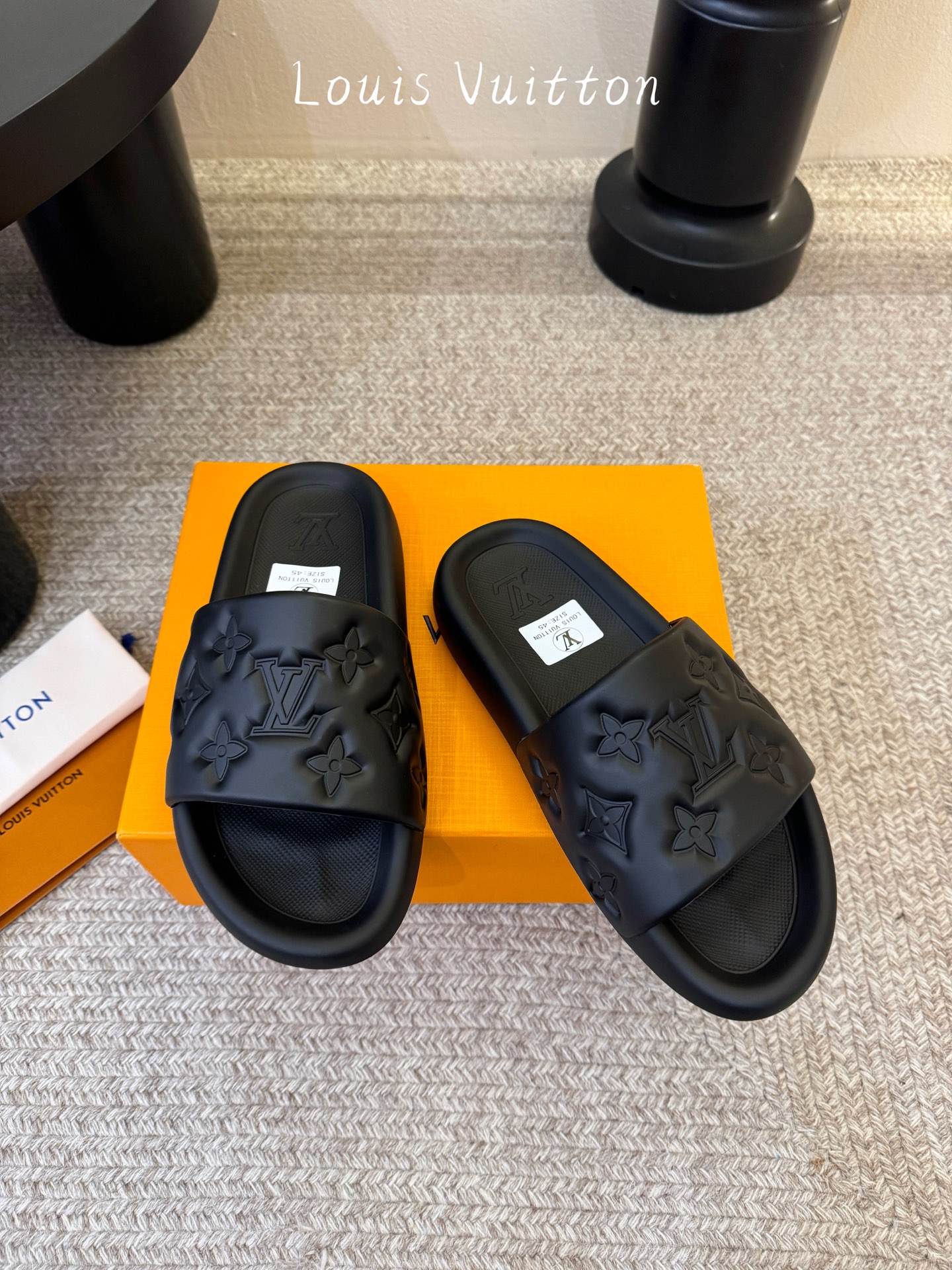 𝐋*𝐕❷❸经典浮雕拖鞋情侣款👫夏日必入单品之一春夏季出门逛街，出行旅游渡假必备🏖size：35-45 #