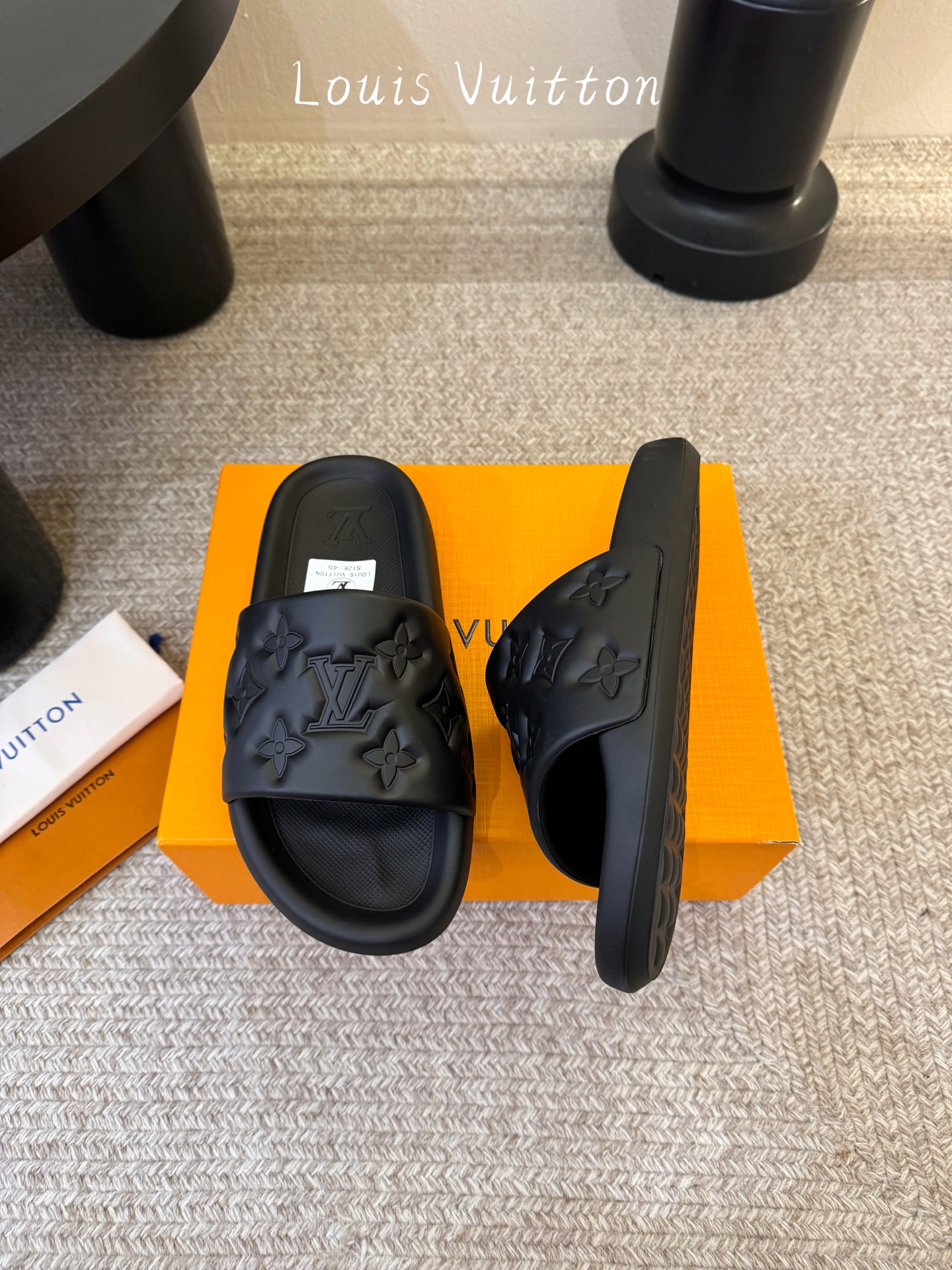 𝐋*𝐕❷❸经典浮雕拖鞋情侣款👫夏日必入单品之一春夏季出门逛街，出行旅游渡假必备🏖size：35-45 #