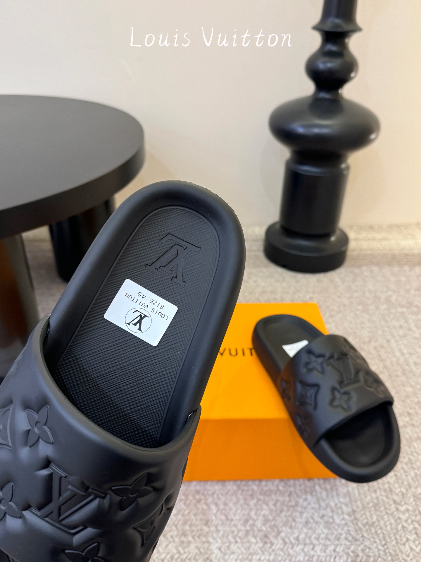 𝐋*𝐕❷❸经典浮雕拖鞋情侣款👫夏日必入单品之一春夏季出门逛街，出行旅游渡假必备🏖size：35-45 #