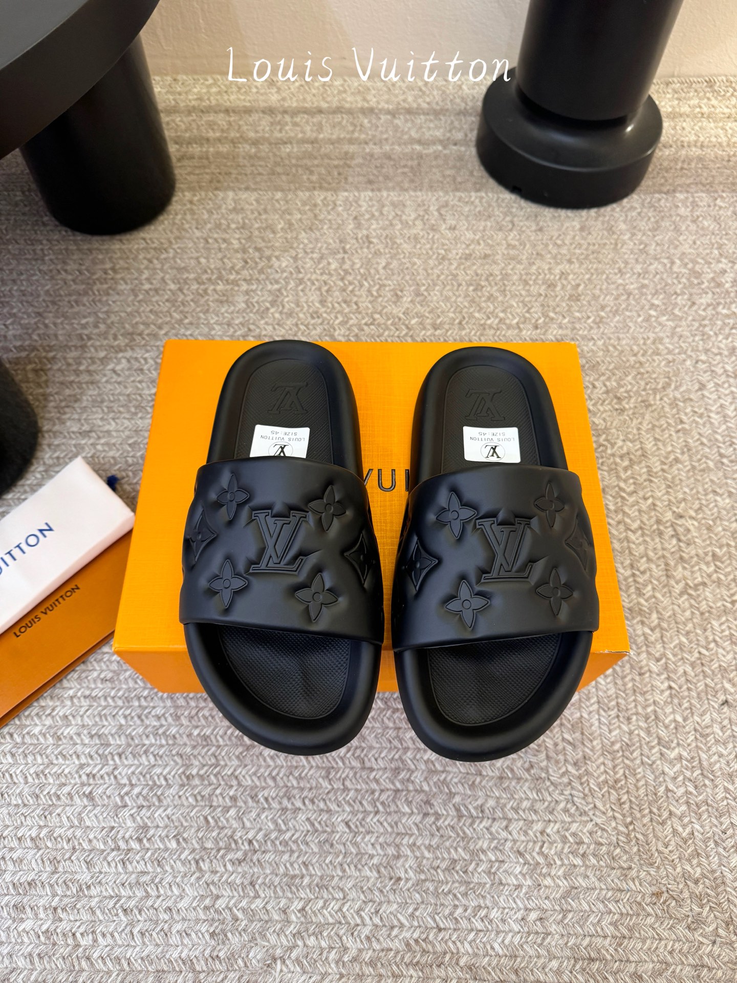 𝐋*𝐕❷❸经典浮雕拖鞋情侣款👫夏日必入单品之一春夏季出门逛街，出行旅游渡假必备🏖size：35-45 #