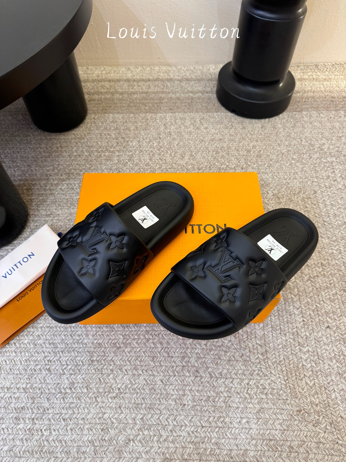 𝐋*𝐕❷❸经典浮雕拖鞋情侣款👫夏日必入单品之一春夏季出门逛街，出行旅游渡假必备🏖size：35-45 #