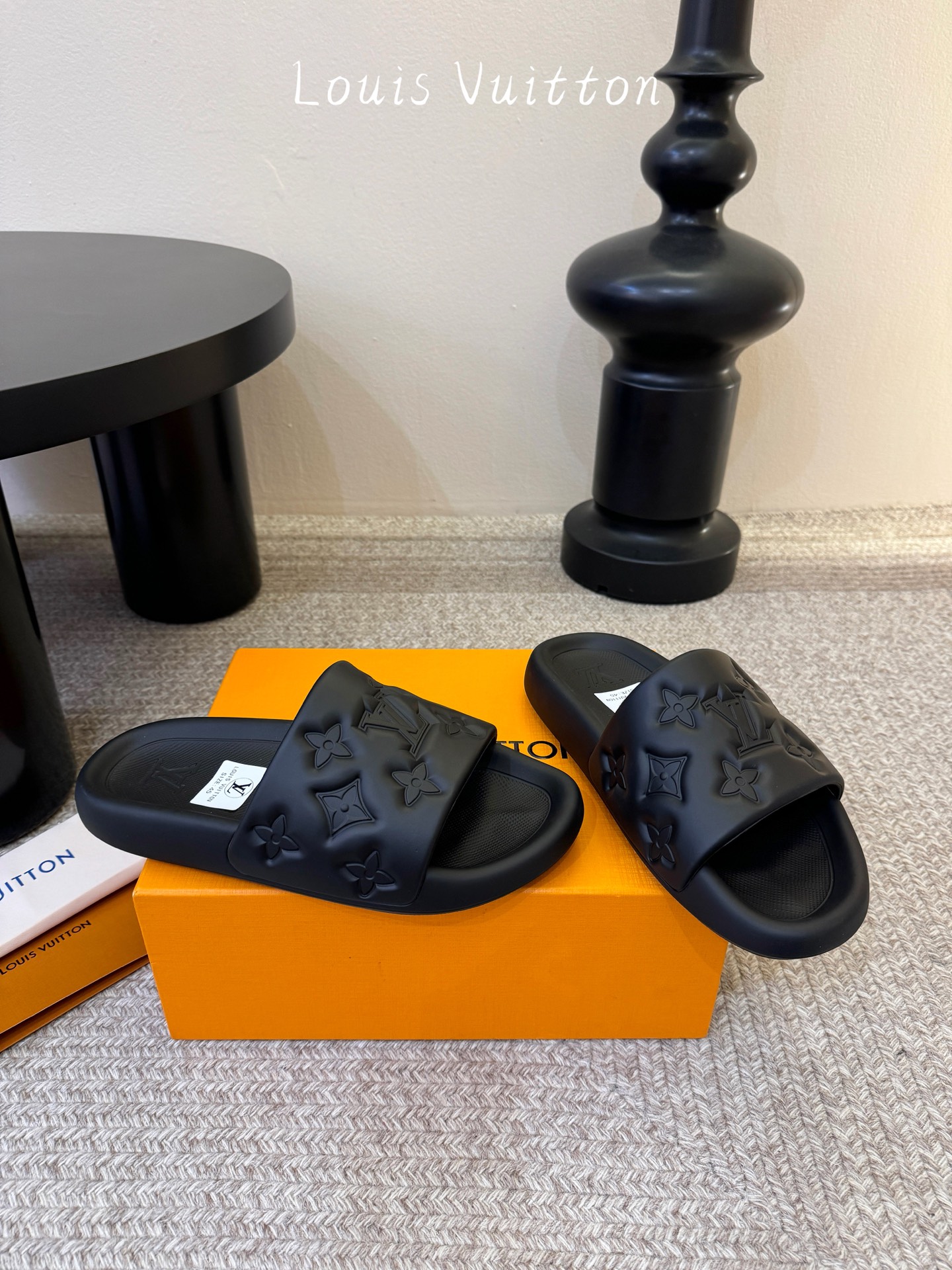 𝐋*𝐕❷❸经典浮雕拖鞋情侣款👫夏日必入单品之一春夏季出门逛街，出行旅游渡假必备🏖size：35-45 #