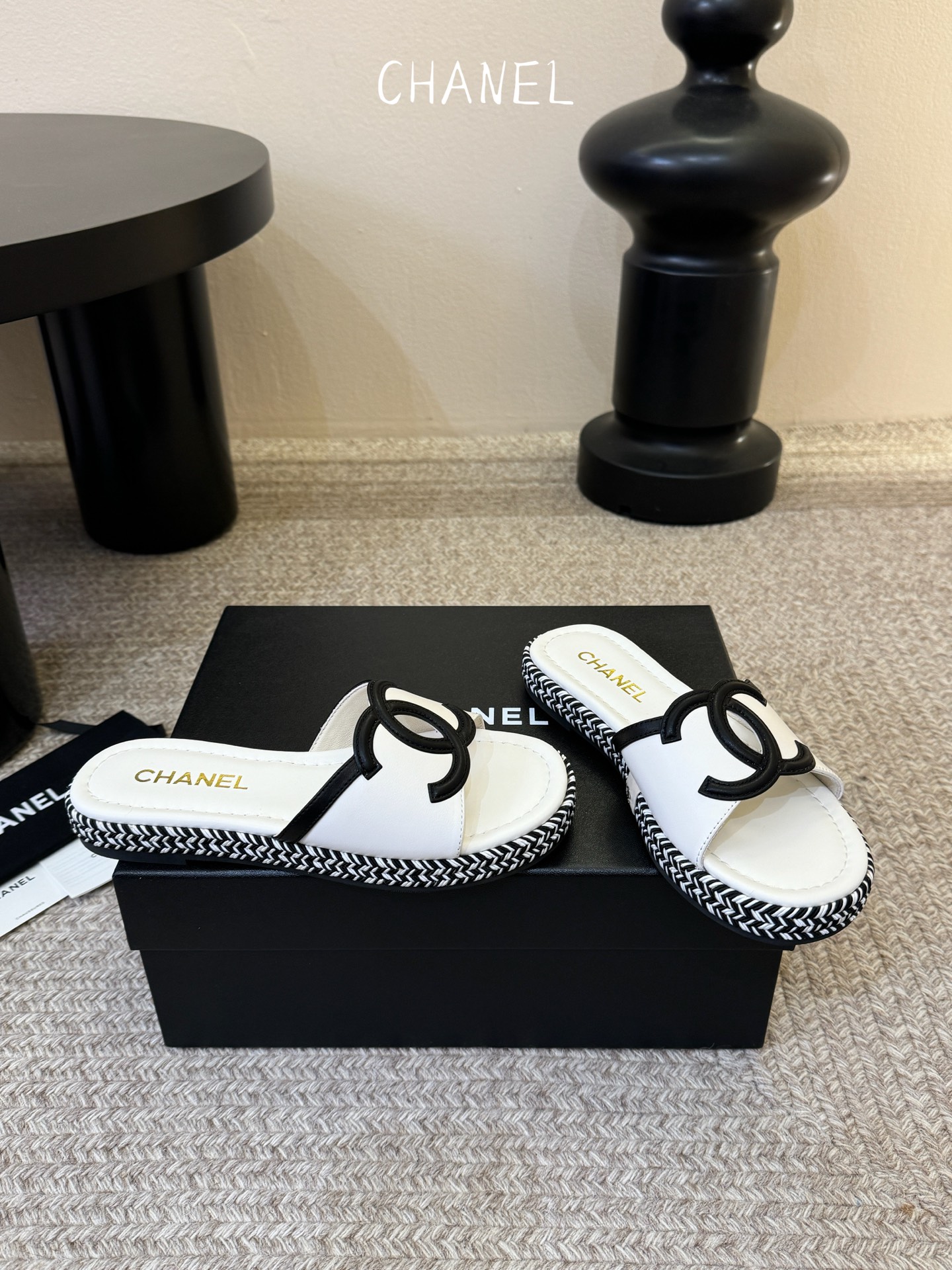 chane* 25ss 小香 平底拖鞋夏日配搭创造更多可能性！夏日气息满满 编织面透气舒适 大底Logo