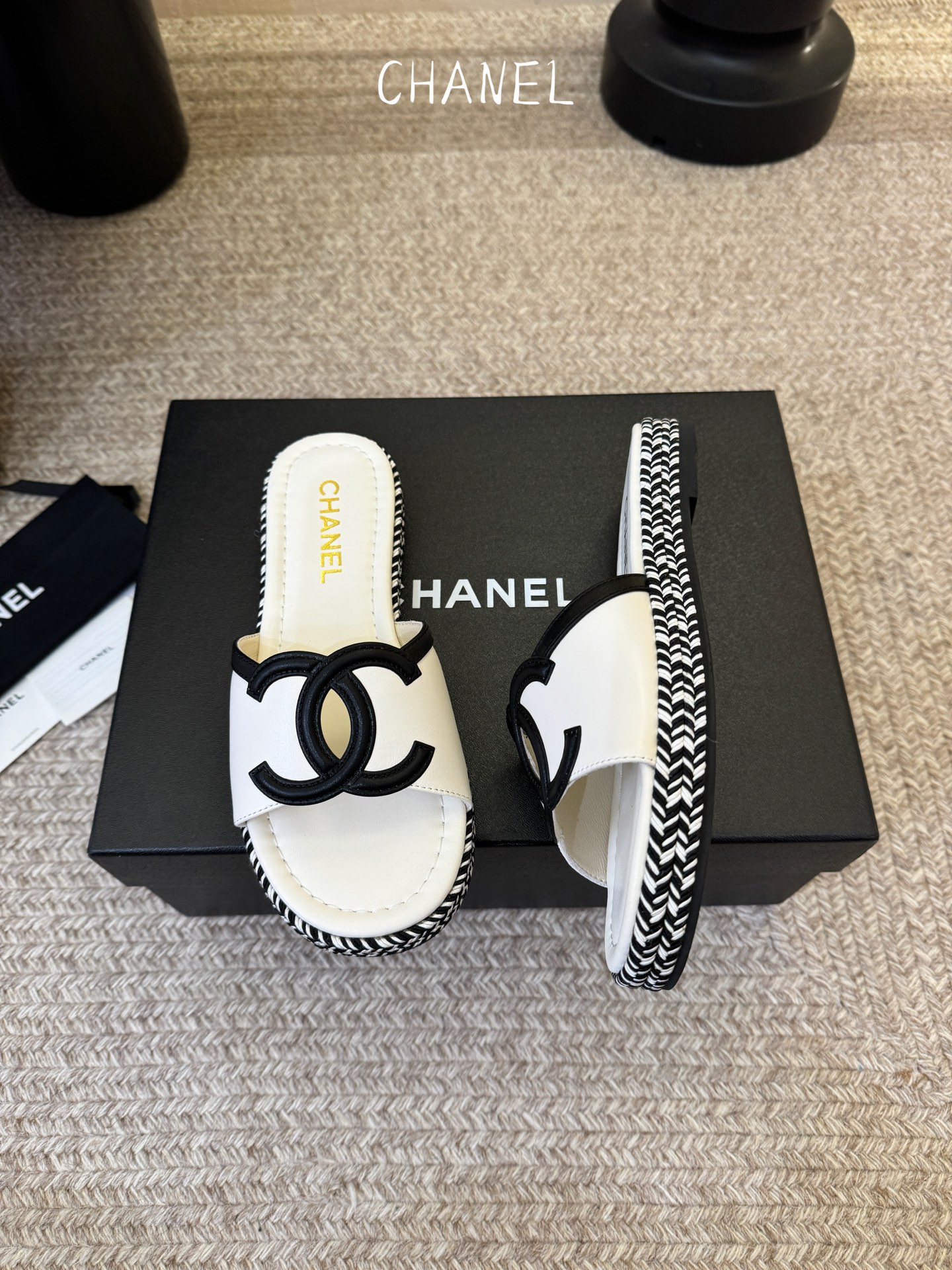 chane* 25ss 小香 平底拖鞋夏日配搭创造更多可能性！夏日气息满满 编织面透气舒适 大底Logo