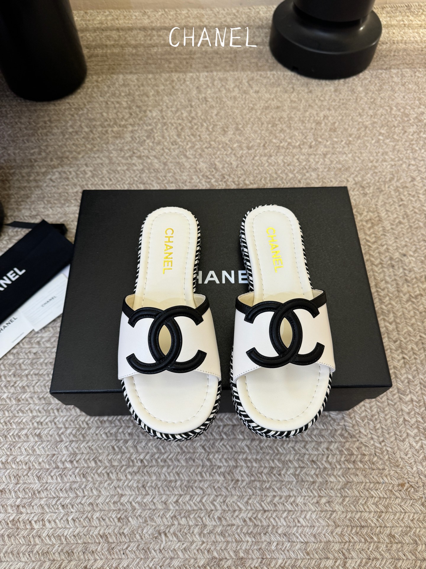 chane* 25ss 小香 平底拖鞋夏日配搭创造更多可能性！夏日气息满满 编织面透气舒适 大底Logo