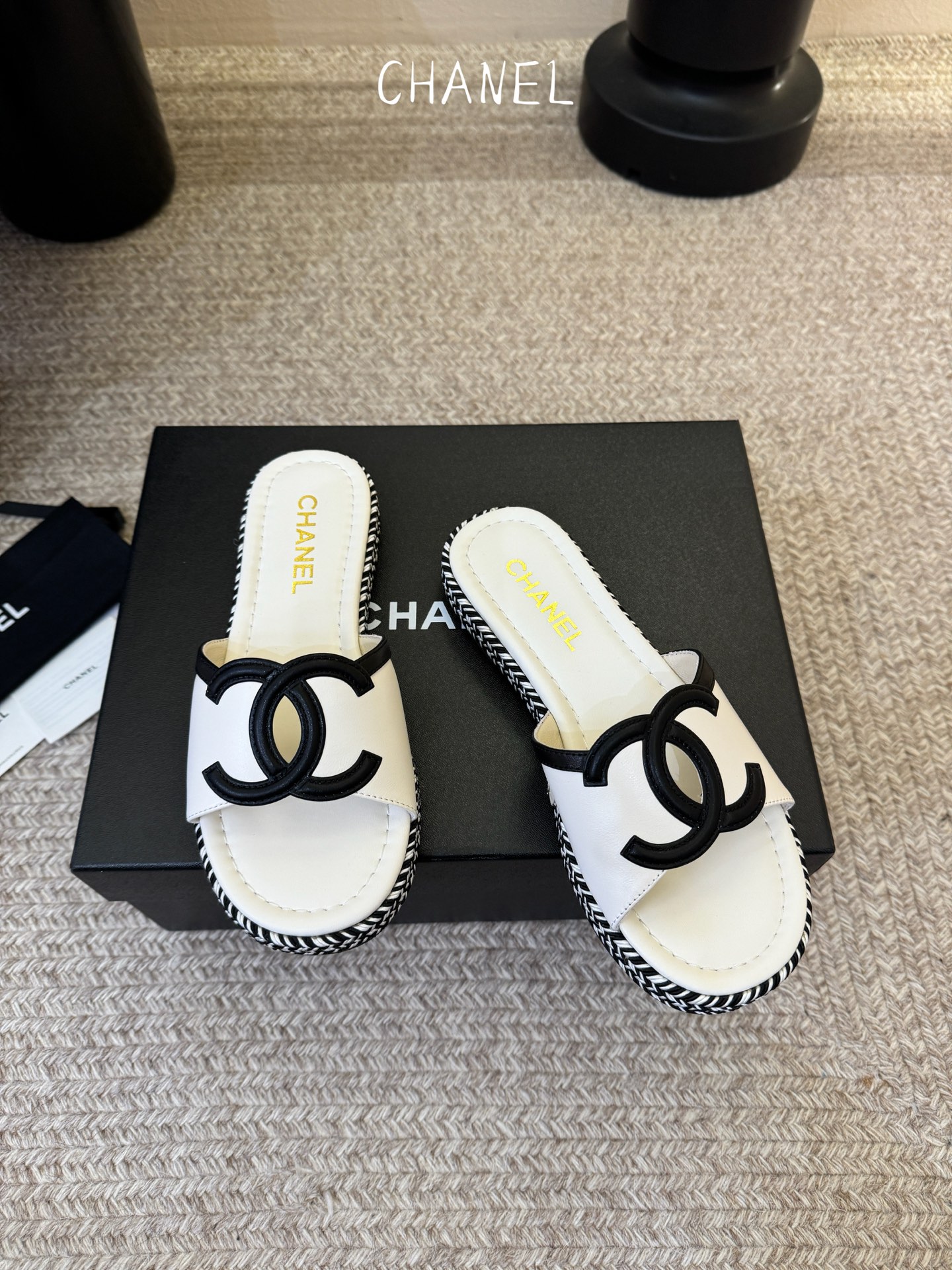 chane* 25ss 小香 平底拖鞋夏日配搭创造更多可能性！夏日气息满满 编织面透气舒适 大底Logo
