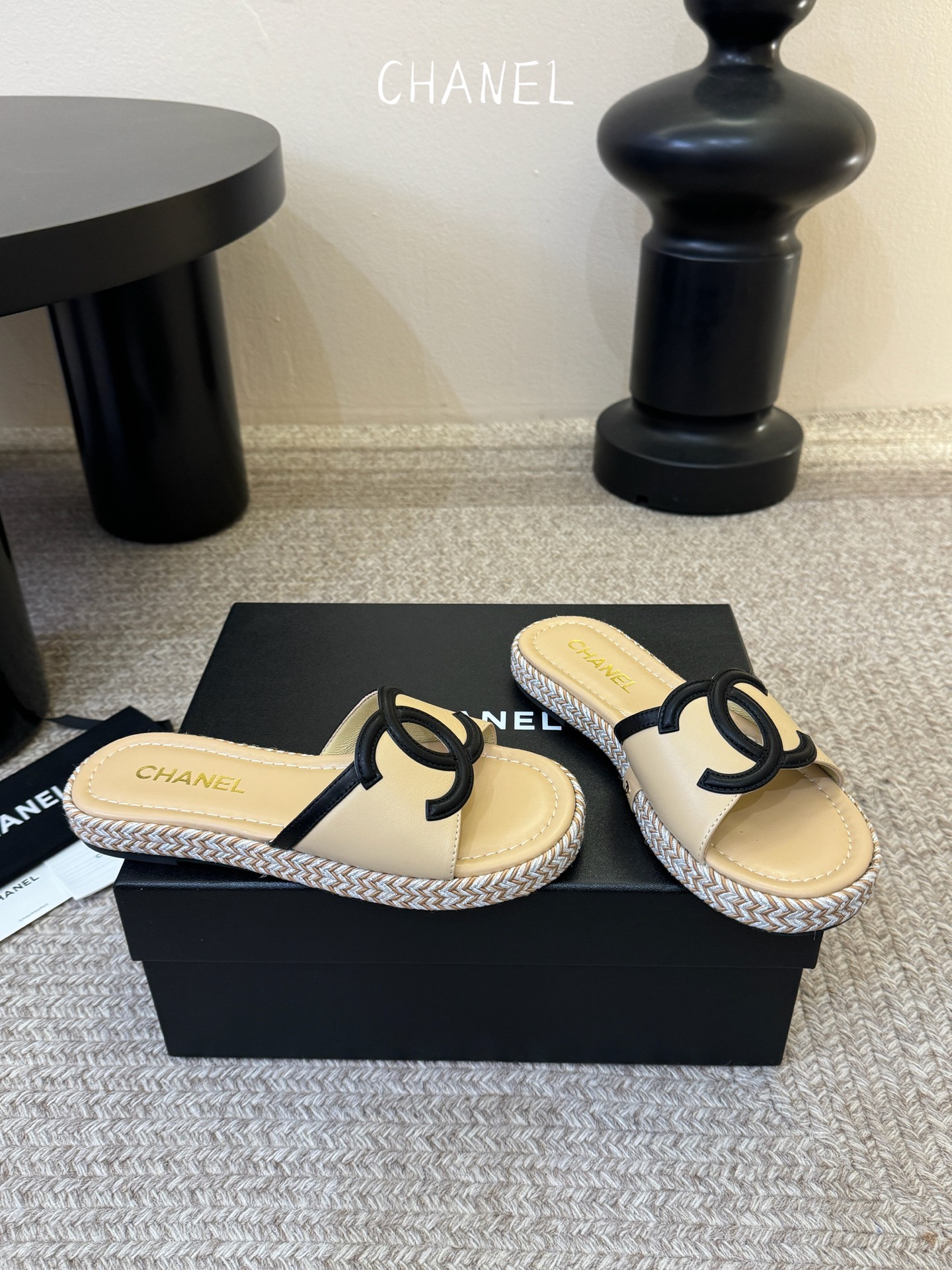 chane* 25ss 小香 平底拖鞋夏日配搭创造更多可能性！夏日气息满满 编织面透气舒适 大底Logo