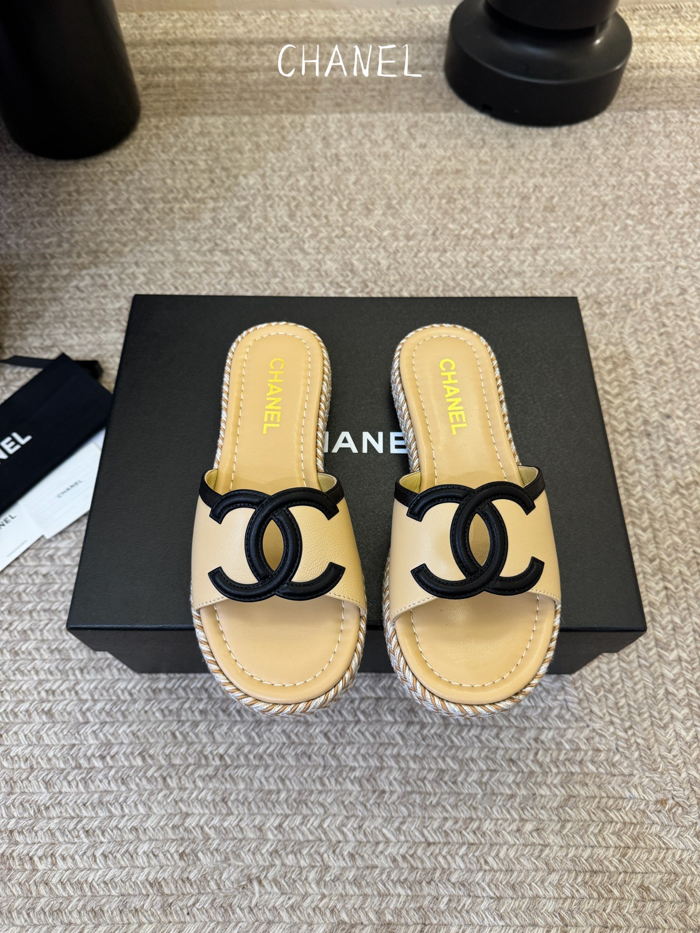 chane* 25ss 小香 平底拖鞋夏日配搭创造更多可能性！夏日气息满满 编织面透气舒适 大底Logo