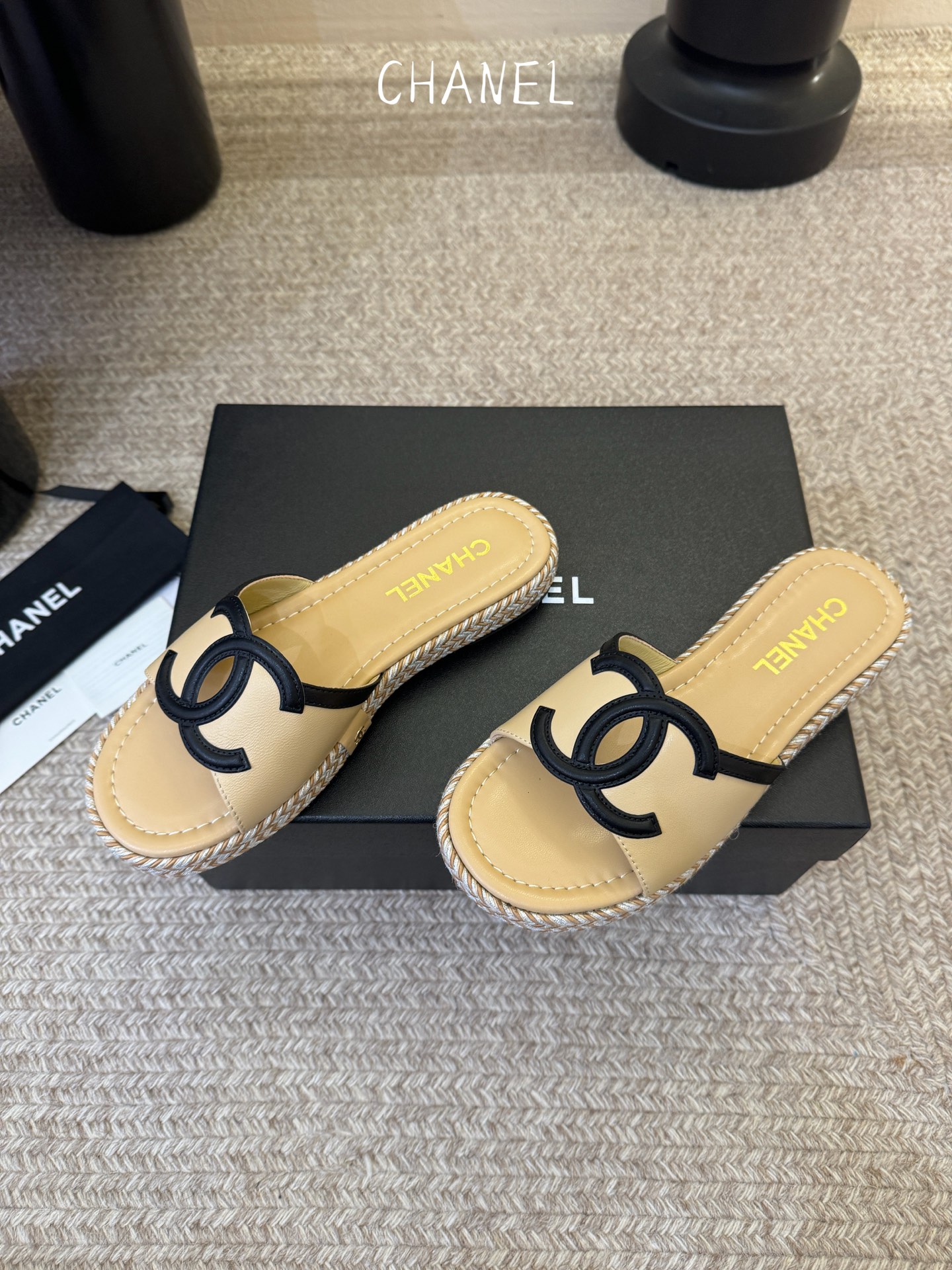 chane* 25ss 小香 平底拖鞋夏日配搭创造更多可能性！夏日气息满满 编织面透气舒适 大底Logo