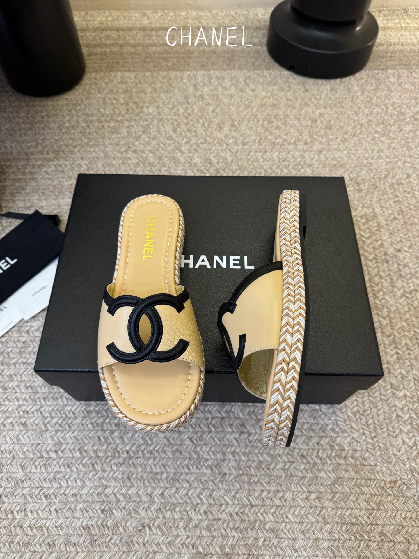 chane* 25ss 小香 平底拖鞋夏日配搭创造更多可能性！夏日气息满满 编织面透气舒适 大底Logo
