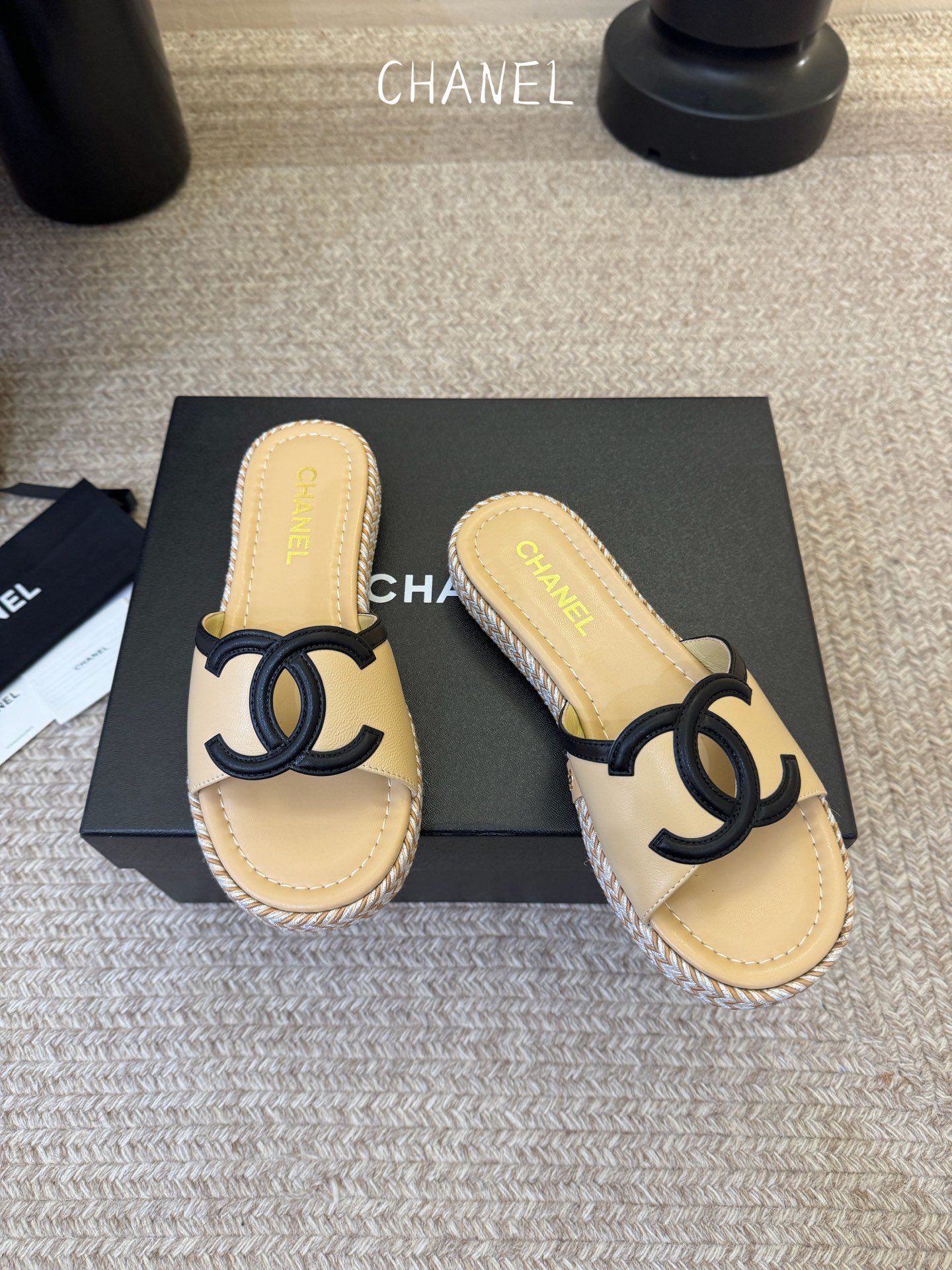 chane* 25ss 小香 平底拖鞋夏日配搭创造更多可能性！夏日气息满满 编织面透气舒适 大底Logo