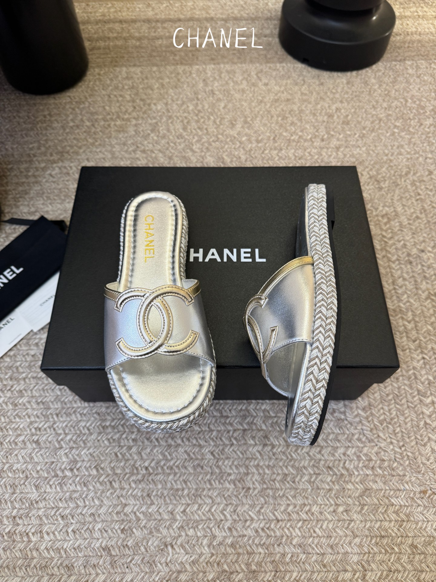 chane* 25ss 小香 平底拖鞋夏日配搭创造更多可能性！夏日气息满满 编织面透气舒适 大底Logo