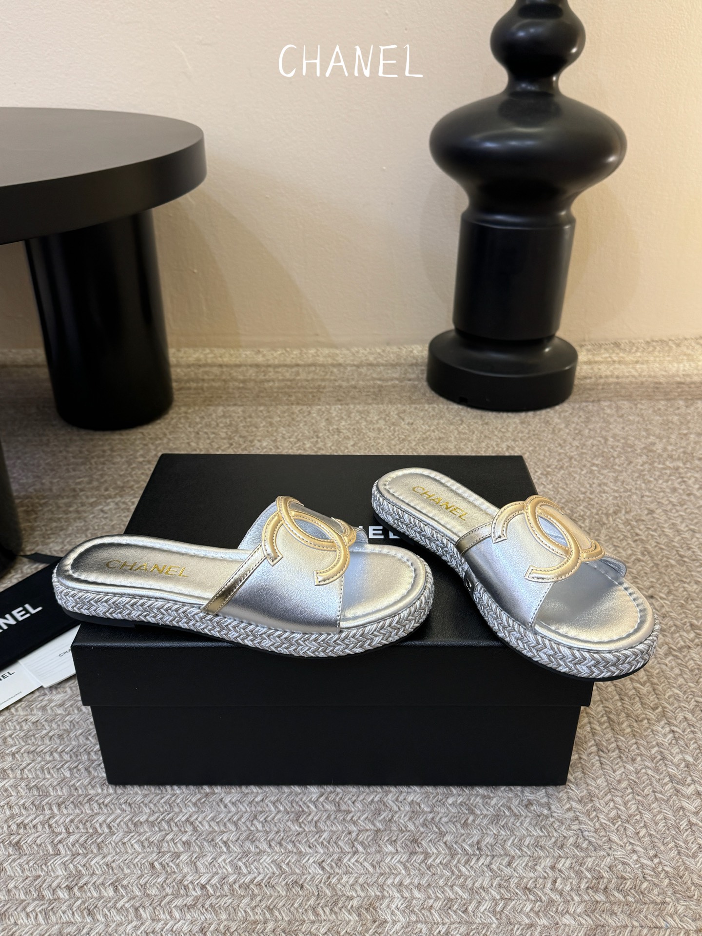 chane* 25ss 小香 平底拖鞋夏日配搭创造更多可能性！夏日气息满满 编织面透气舒适 大底Logo