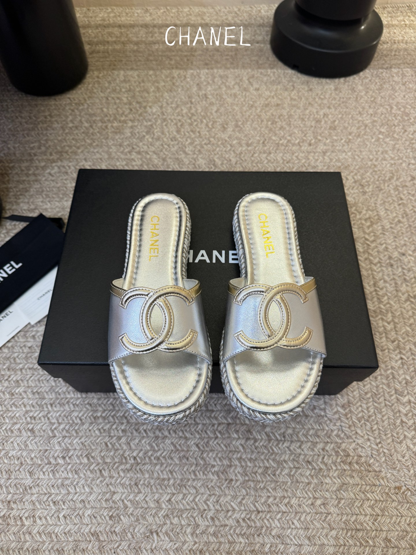 chane* 25ss 小香 平底拖鞋夏日配搭创造更多可能性！夏日气息满满 编织面透气舒适 大底Logo