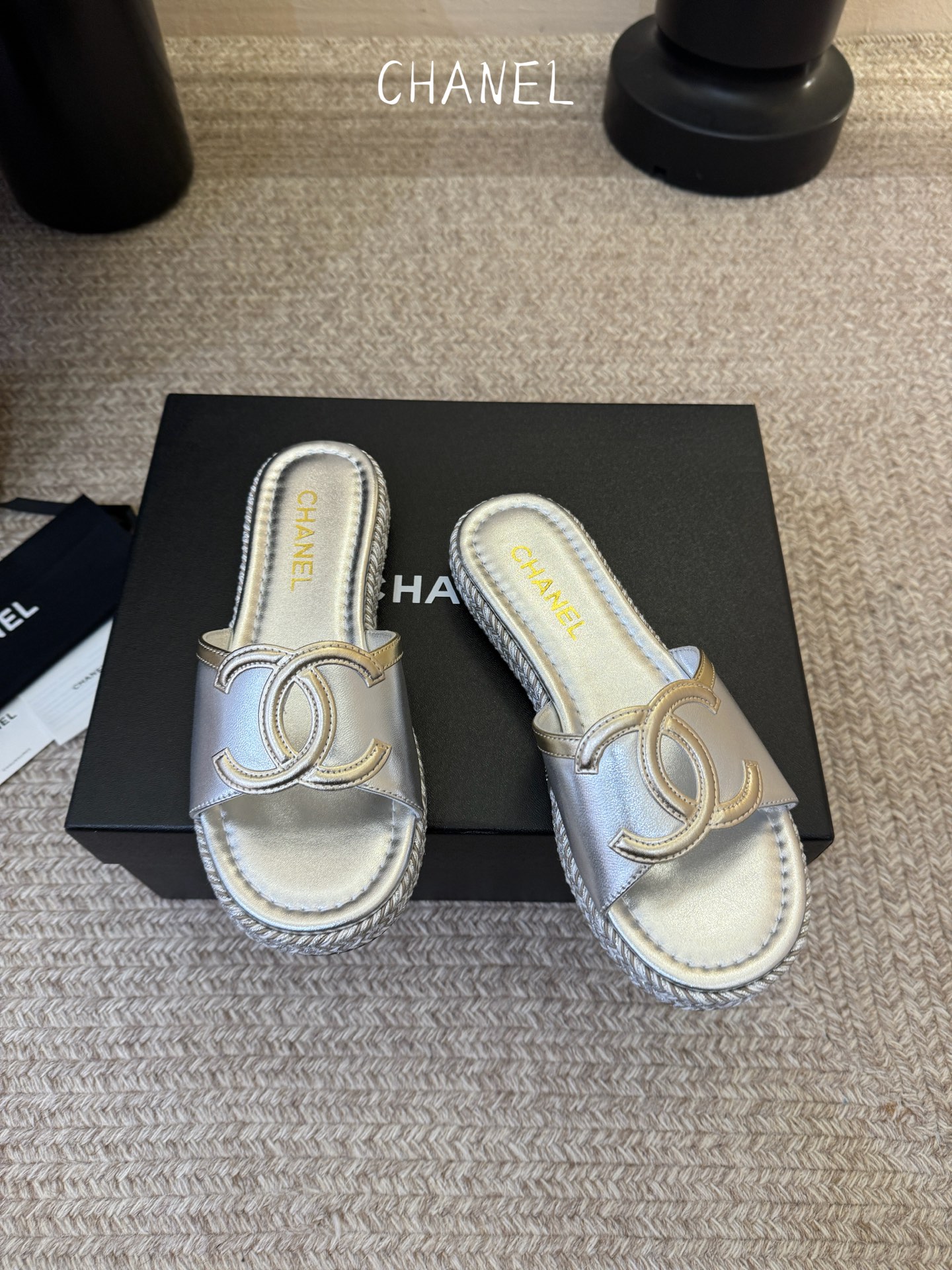 chane* 25ss 小香 平底拖鞋夏日配搭创造更多可能性！夏日气息满满 编织面透气舒适 大底Logo