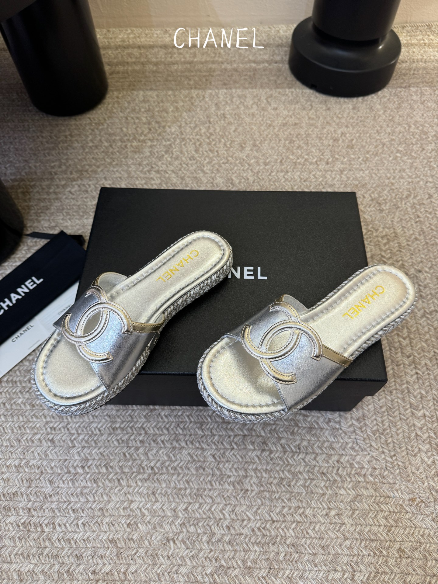 chane* 25ss 小香 平底拖鞋夏日配搭创造更多可能性！夏日气息满满 编织面透气舒适 大底Logo