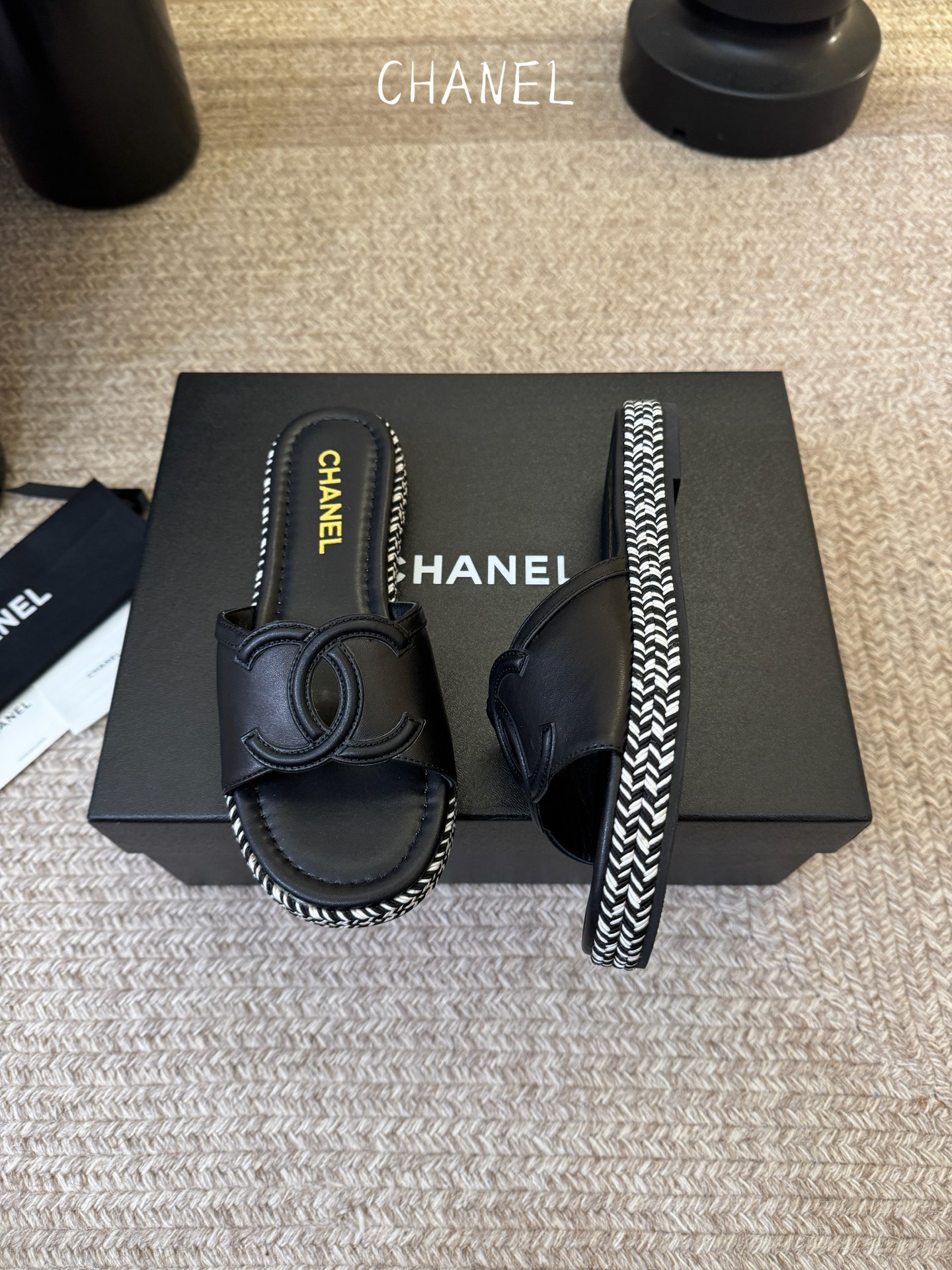 chane* 25ss 小香 平底拖鞋夏日配搭创造更多可能性！夏日气息满满 编织面透气舒适 大底Logo