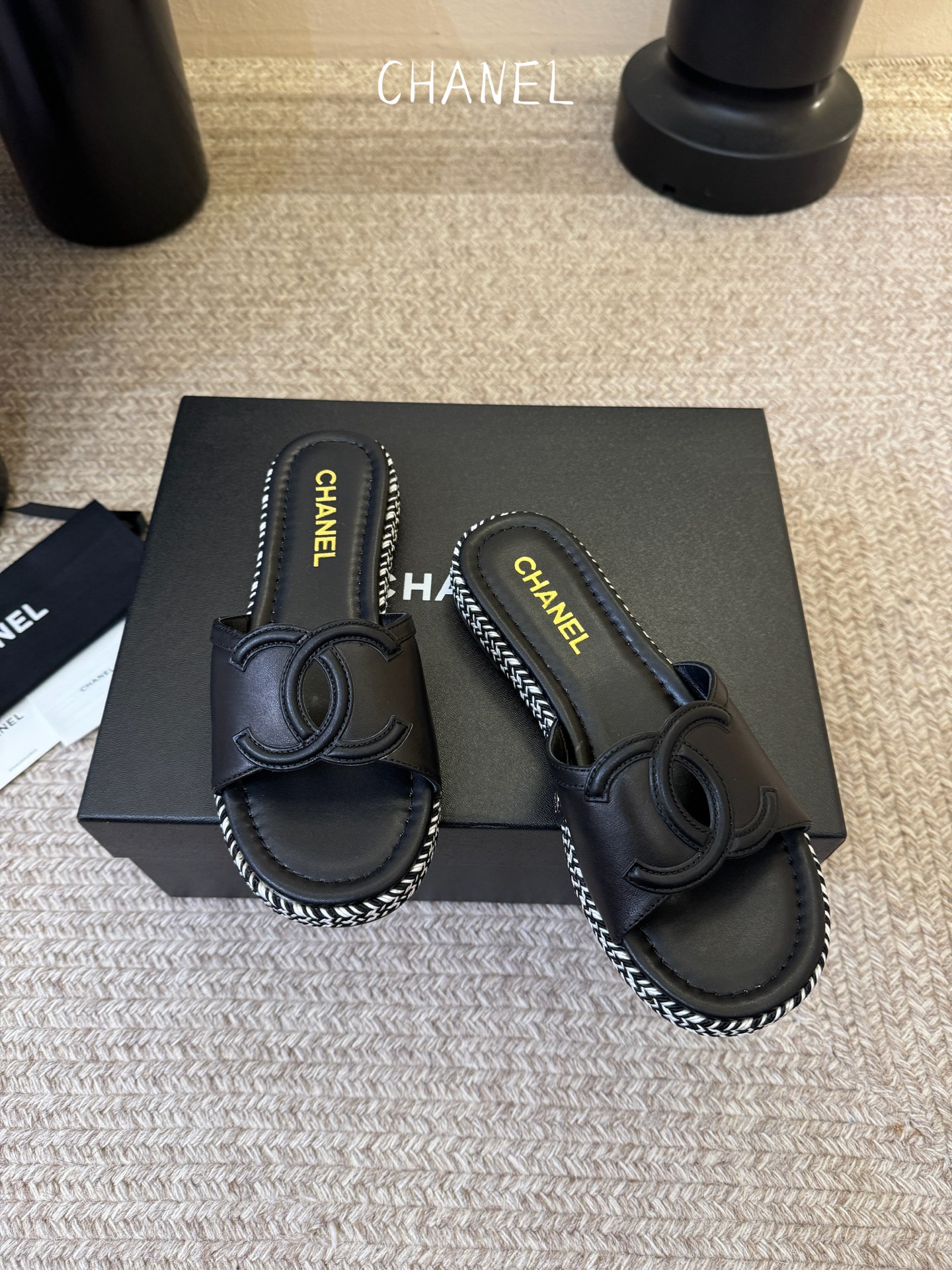 chane* 25ss 小香 平底拖鞋夏日配搭创造更多可能性！夏日气息满满 编织面透气舒适 大底Logo