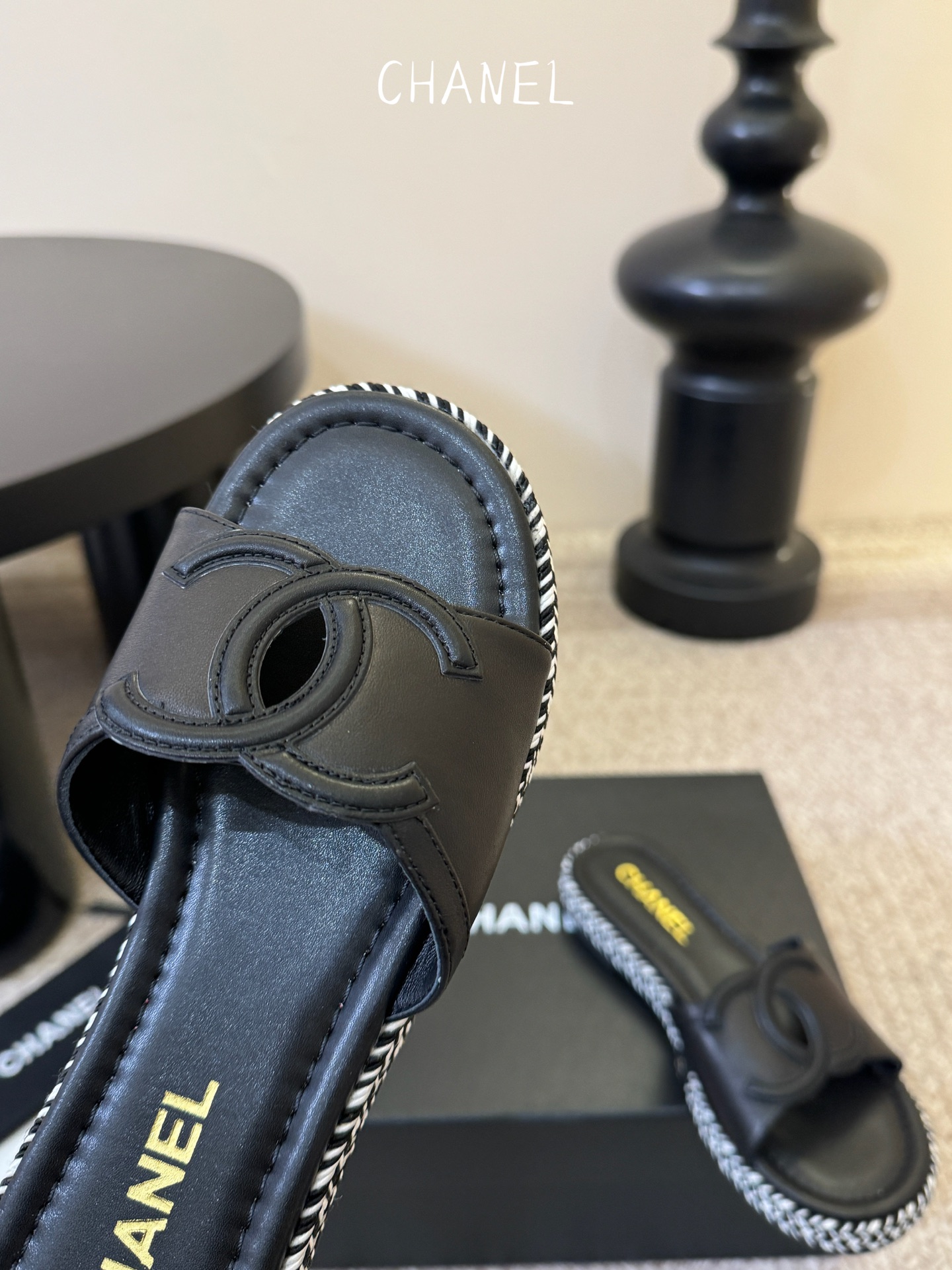 chane* 25ss 小香 平底拖鞋夏日配搭创造更多可能性！夏日气息满满 编织面透气舒适 大底Logo