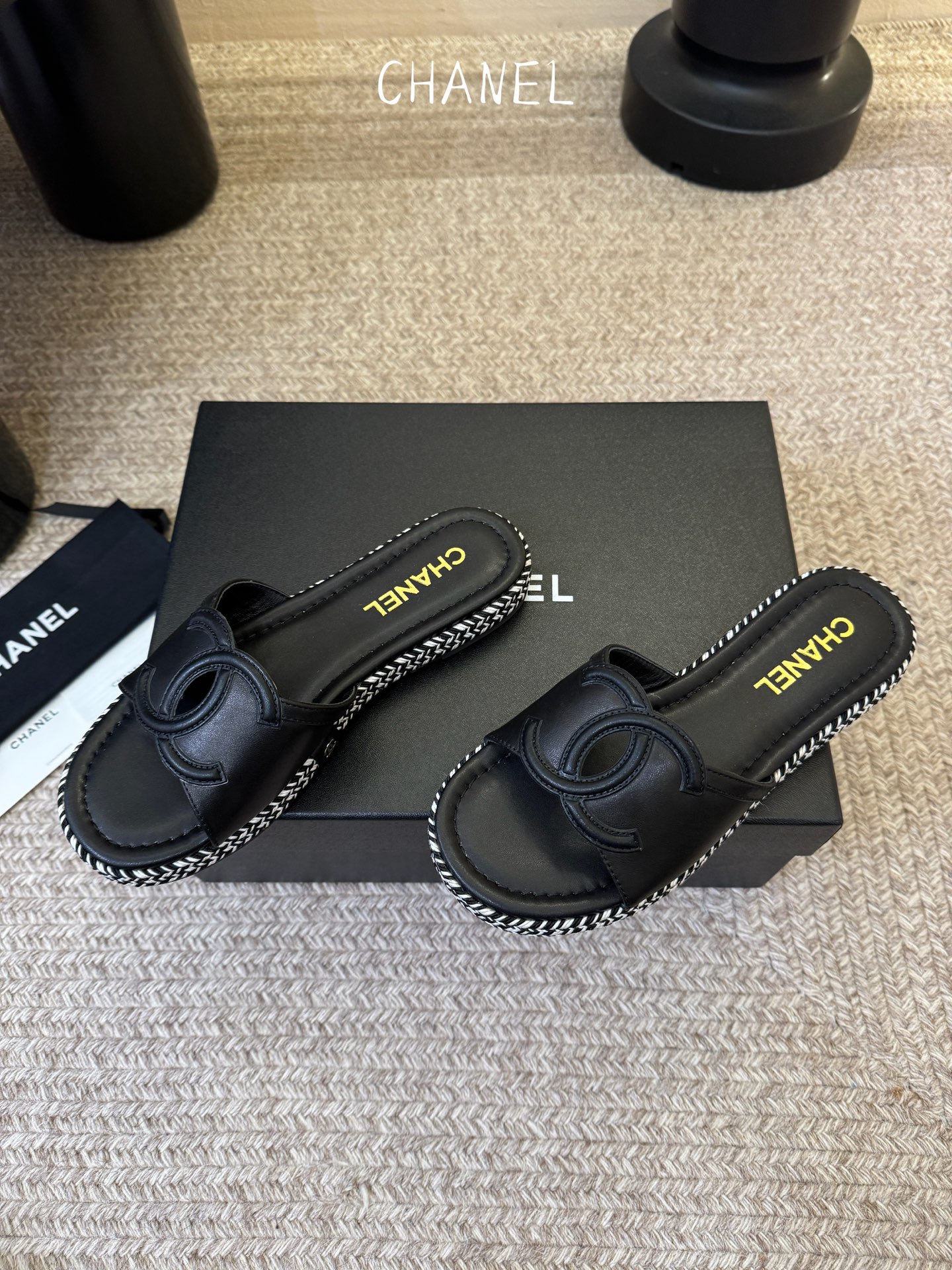 chane* 25ss 小香 平底拖鞋夏日配搭创造更多可能性！夏日气息满满 编织面透气舒适 大底Logo