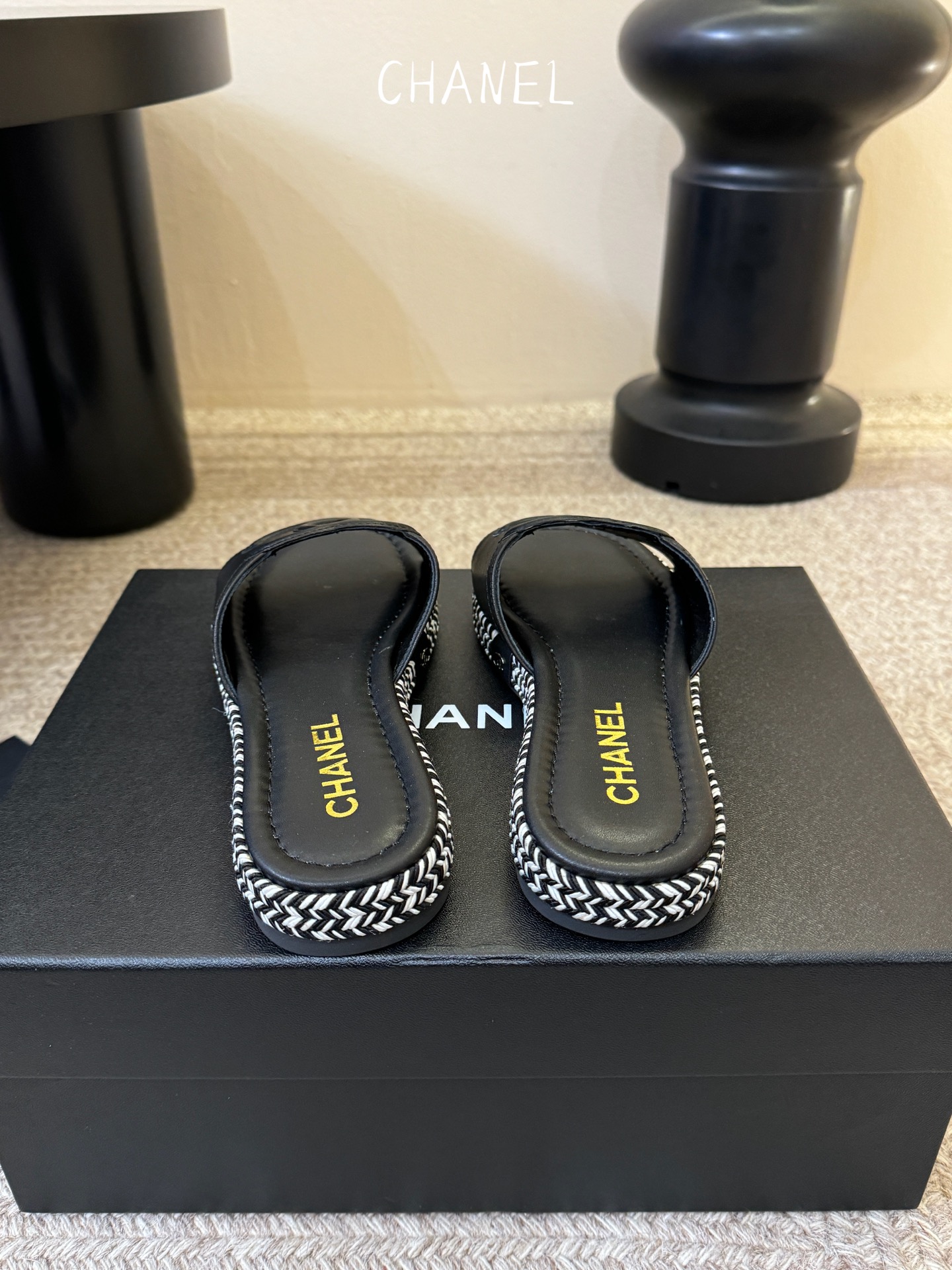 chane* 25ss 小香 平底拖鞋夏日配搭创造更多可能性！夏日气息满满 编织面透气舒适 大底Logo