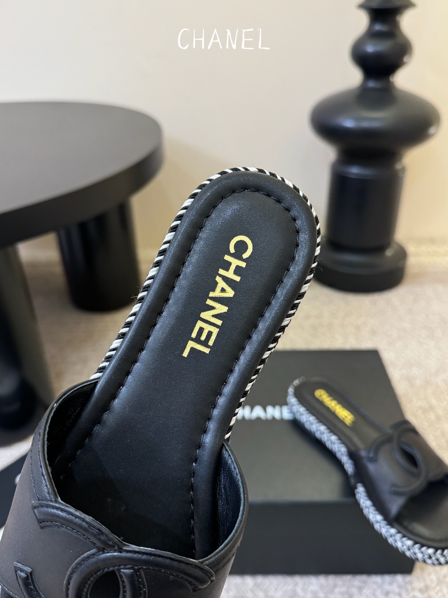 chane* 25ss 小香 平底拖鞋夏日配搭创造更多可能性！夏日气息满满 编织面透气舒适 大底Logo