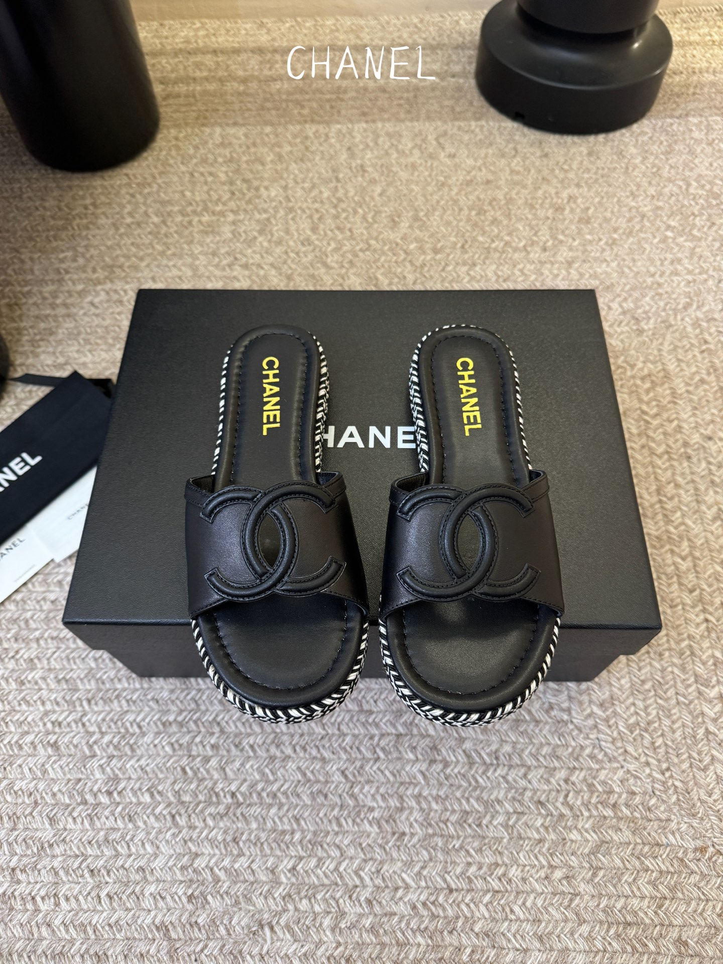 chane* 25ss 小香 平底拖鞋夏日配搭创造更多可能性！夏日气息满满 编织面透气舒适 大底Logo