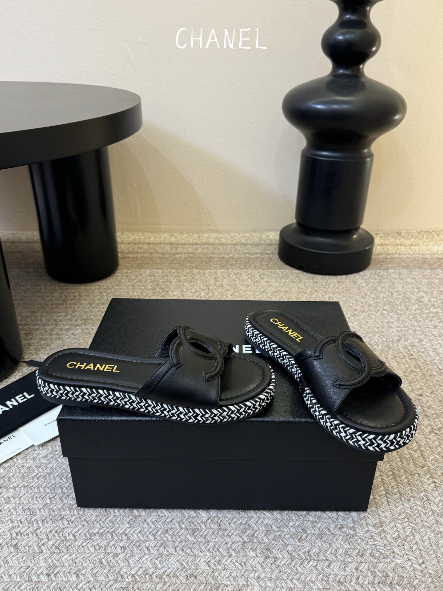 chane* 25ss 小香 平底拖鞋夏日配搭创造更多可能性！夏日气息满满 编织面透气舒适 大底Logo