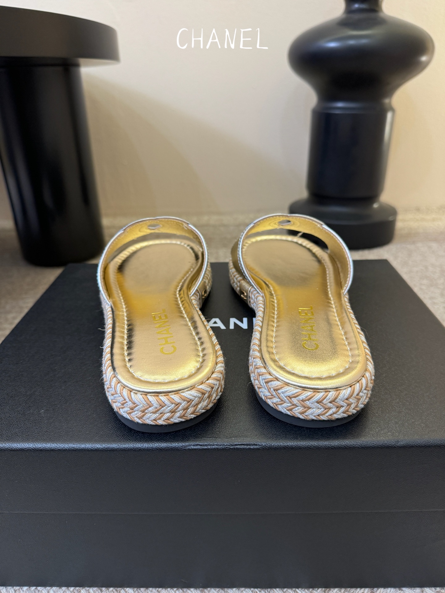 chane* 25ss 小香 平底拖鞋夏日配搭创造更多可能性！夏日气息满满 编织面透气舒适 大底Logo