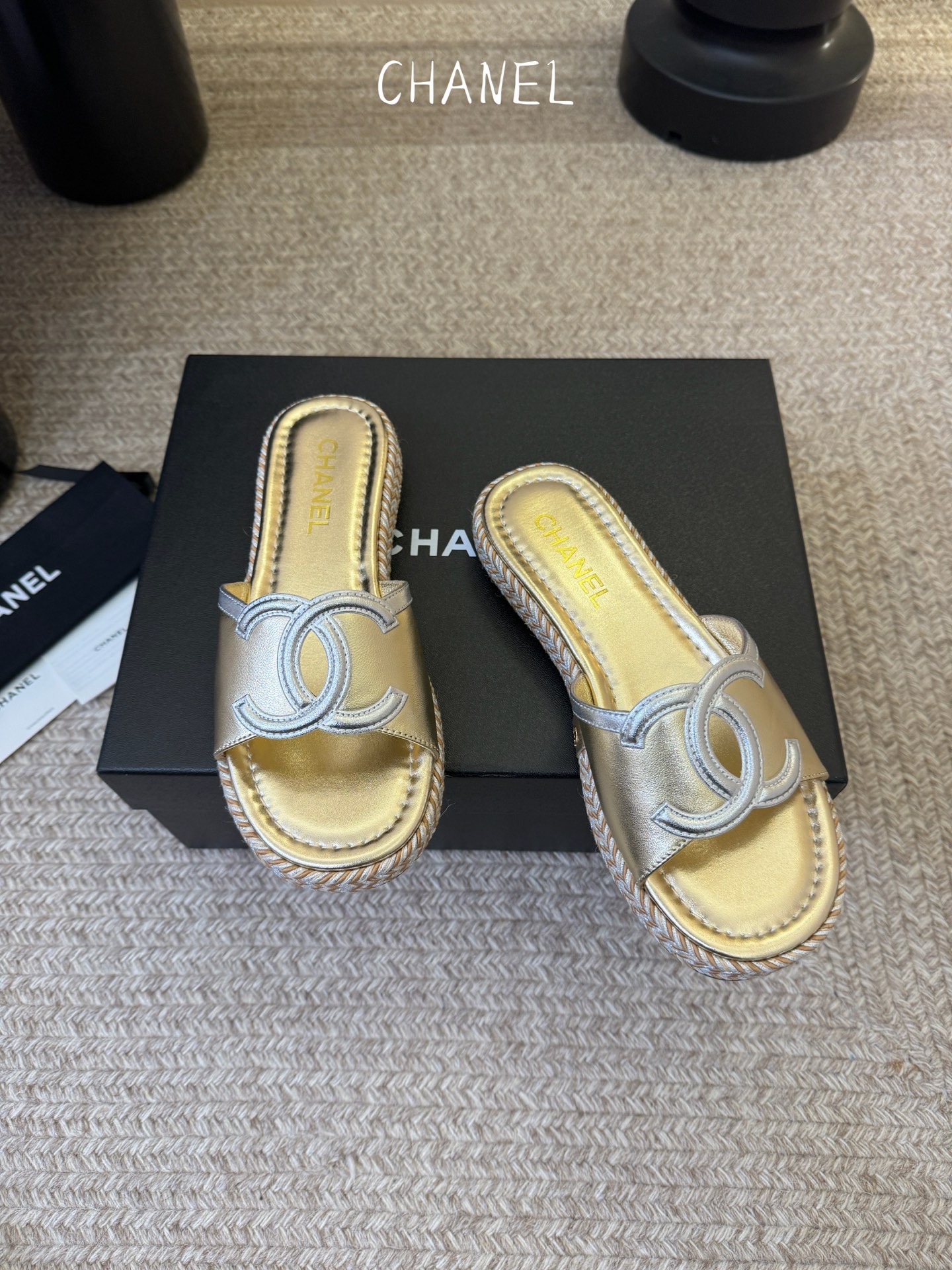 chane* 25ss 小香 平底拖鞋夏日配搭创造更多可能性！夏日气息满满 编织面透气舒适 大底Logo