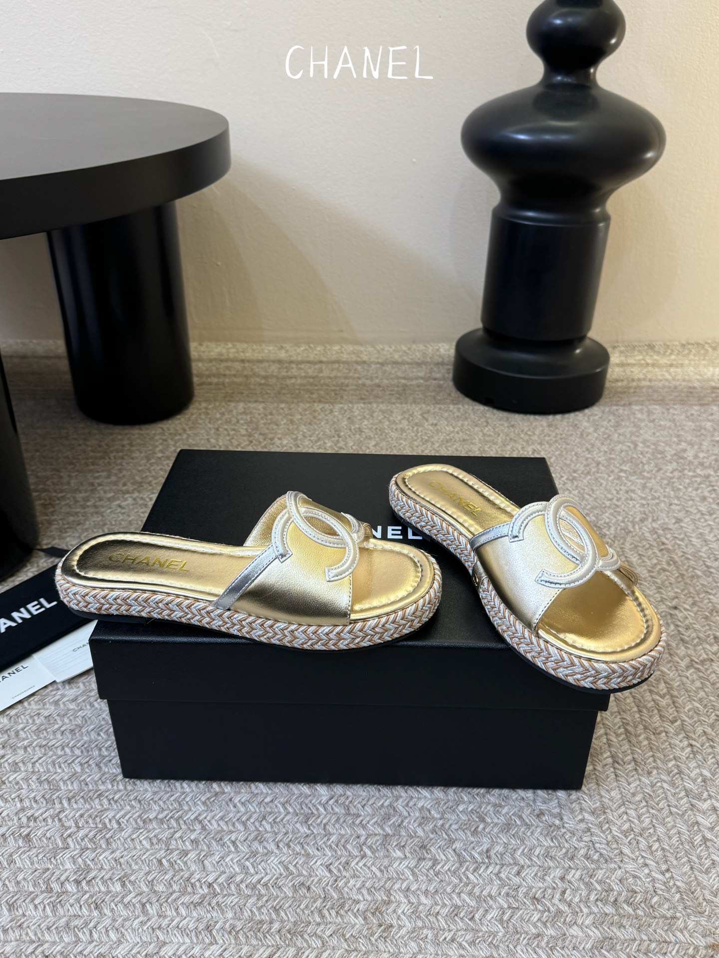 chane* 25ss 小香 平底拖鞋夏日配搭创造更多可能性！夏日气息满满 编织面透气舒适 大底Logo