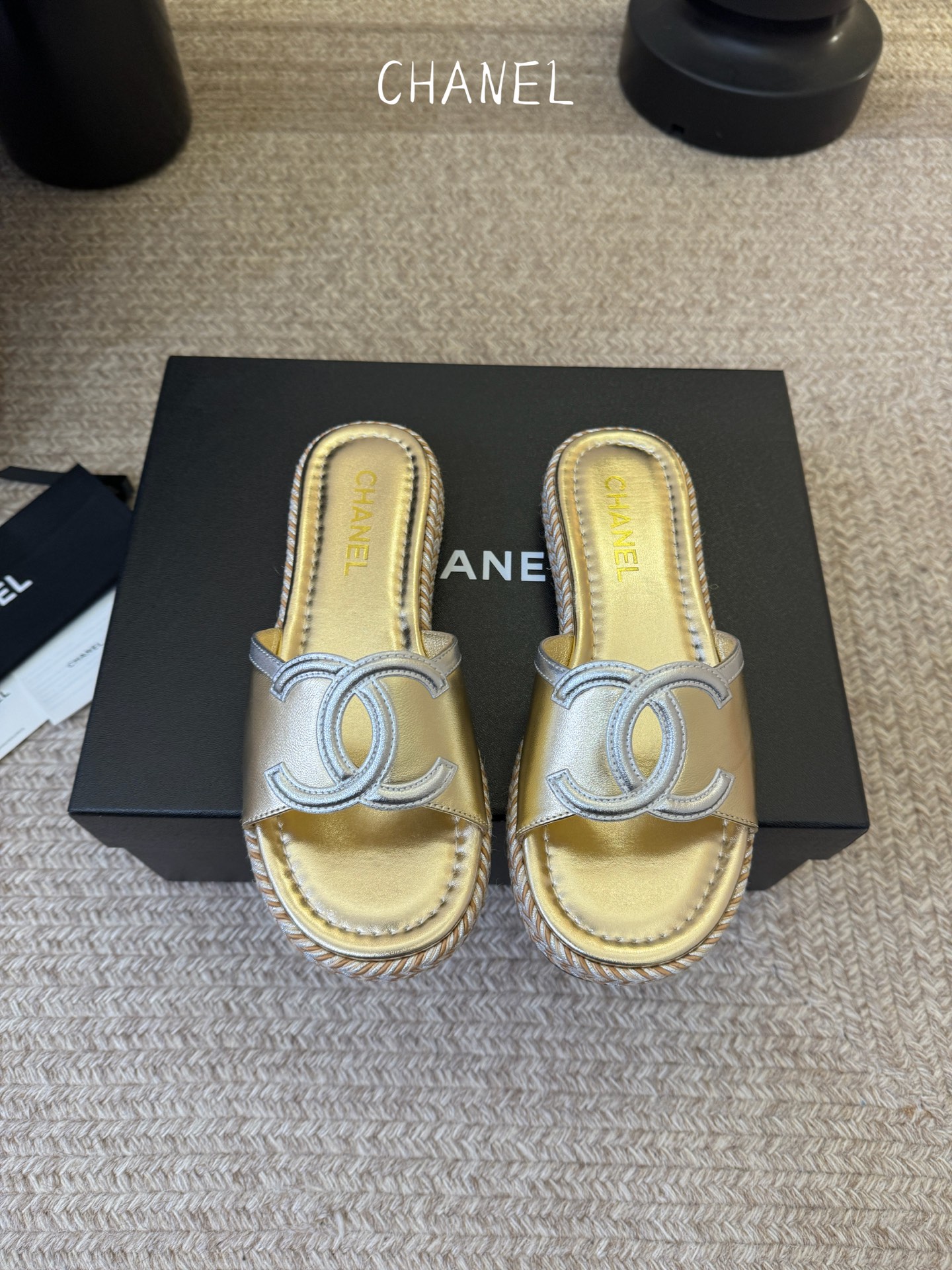 chane* 25ss 小香 平底拖鞋夏日配搭创造更多可能性！夏日气息满满 编织面透气舒适 大底Logo