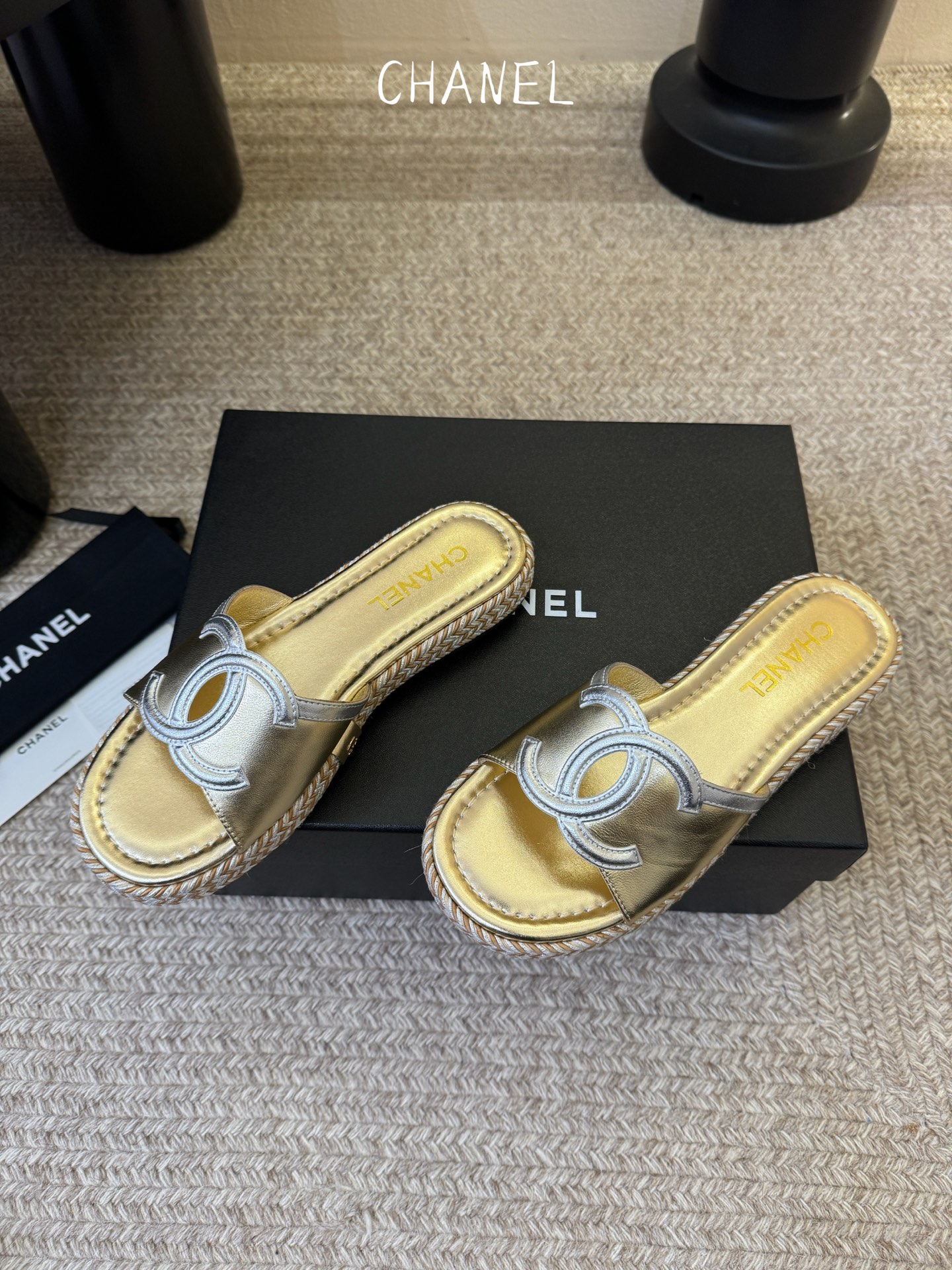 chane* 25ss 小香 平底拖鞋夏日配搭创造更多可能性！夏日气息满满 编织面透气舒适 大底Logo